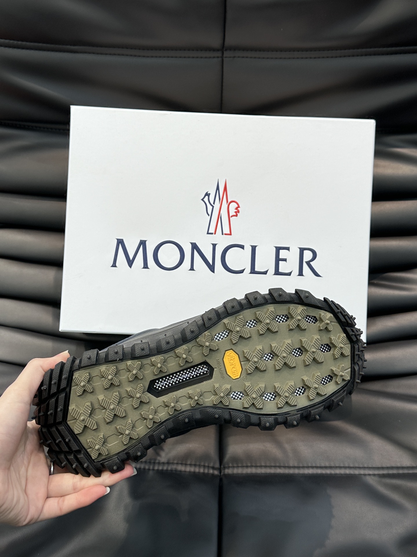 Moncler/蒙口男士毛毛虫厚底休闲运动鞋设有醒目的logo细节橡胶TPU鞋底面整体点缀注塑Moncl