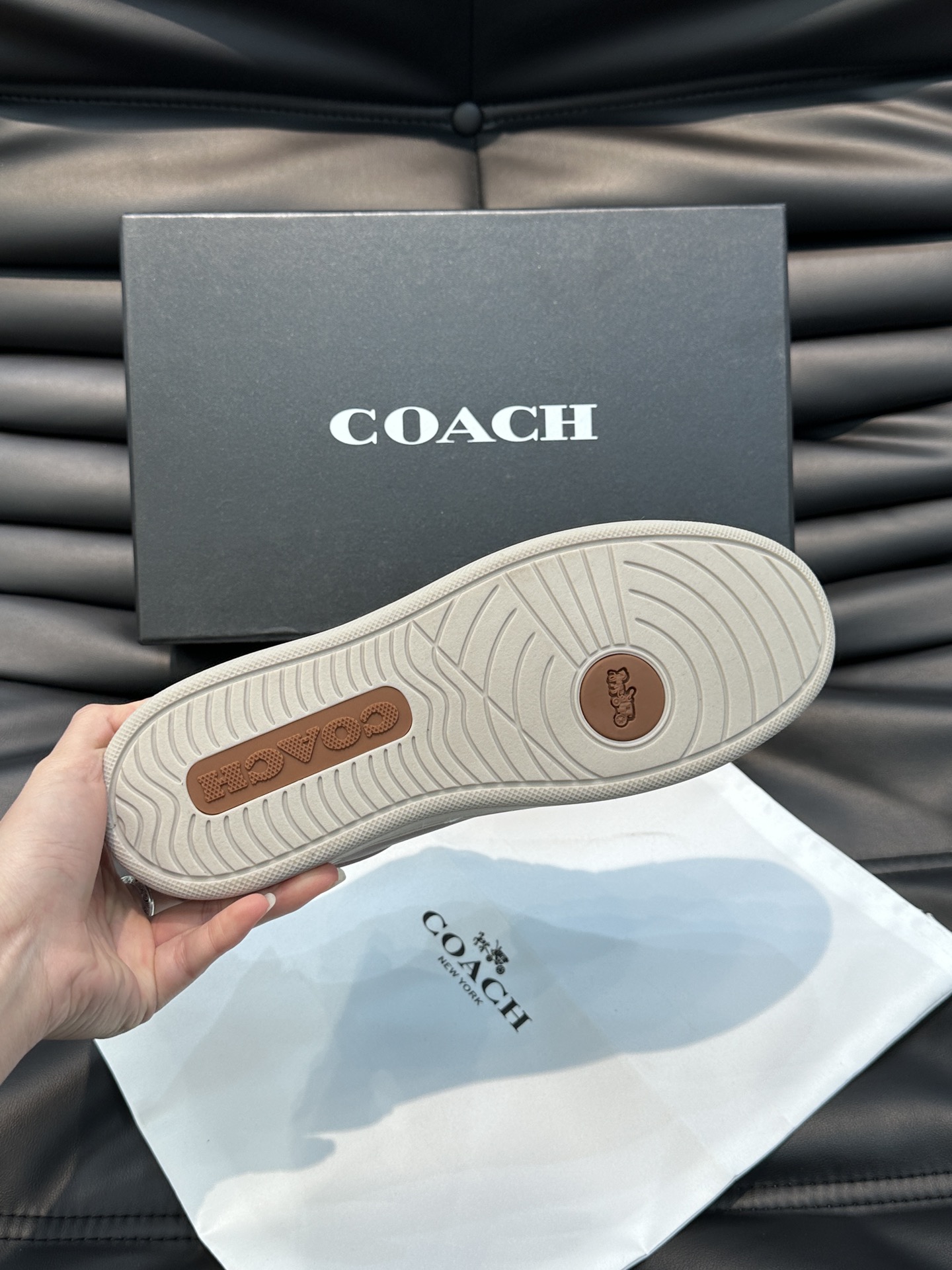 COACH蔻驰经典男士休闲板鞋头层牛皮打造上脚舒适轻便又透气！Size39-44