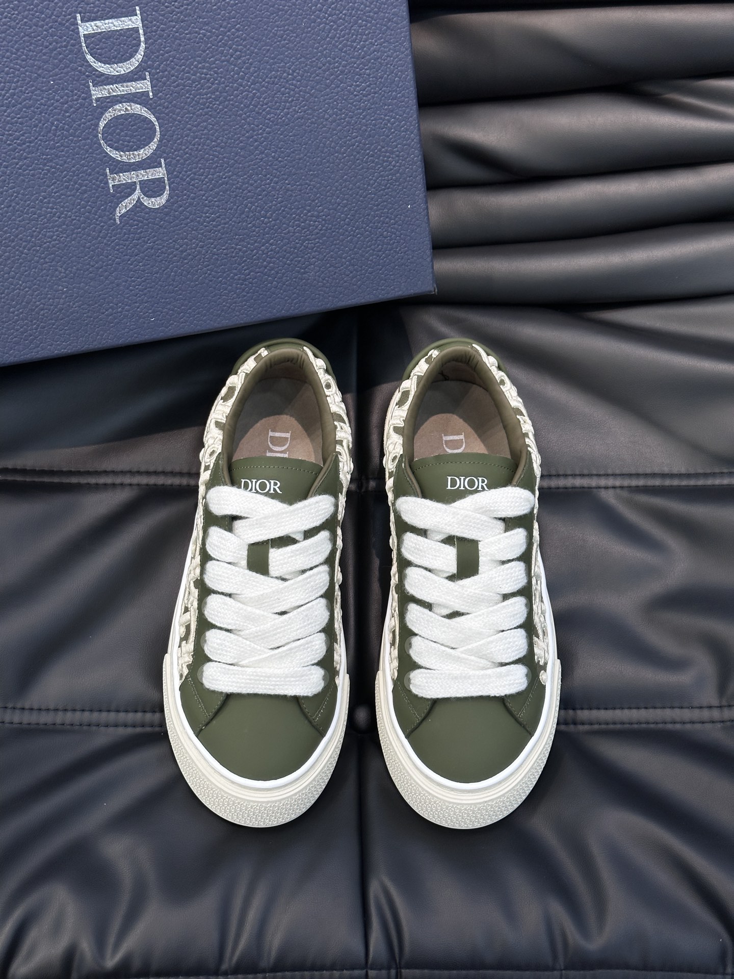 Dior这款B33运动鞋全新演绎经典的网球鞋时尚廓形突显厚重质感采用牛皮革精心制作饰以Oblique印花