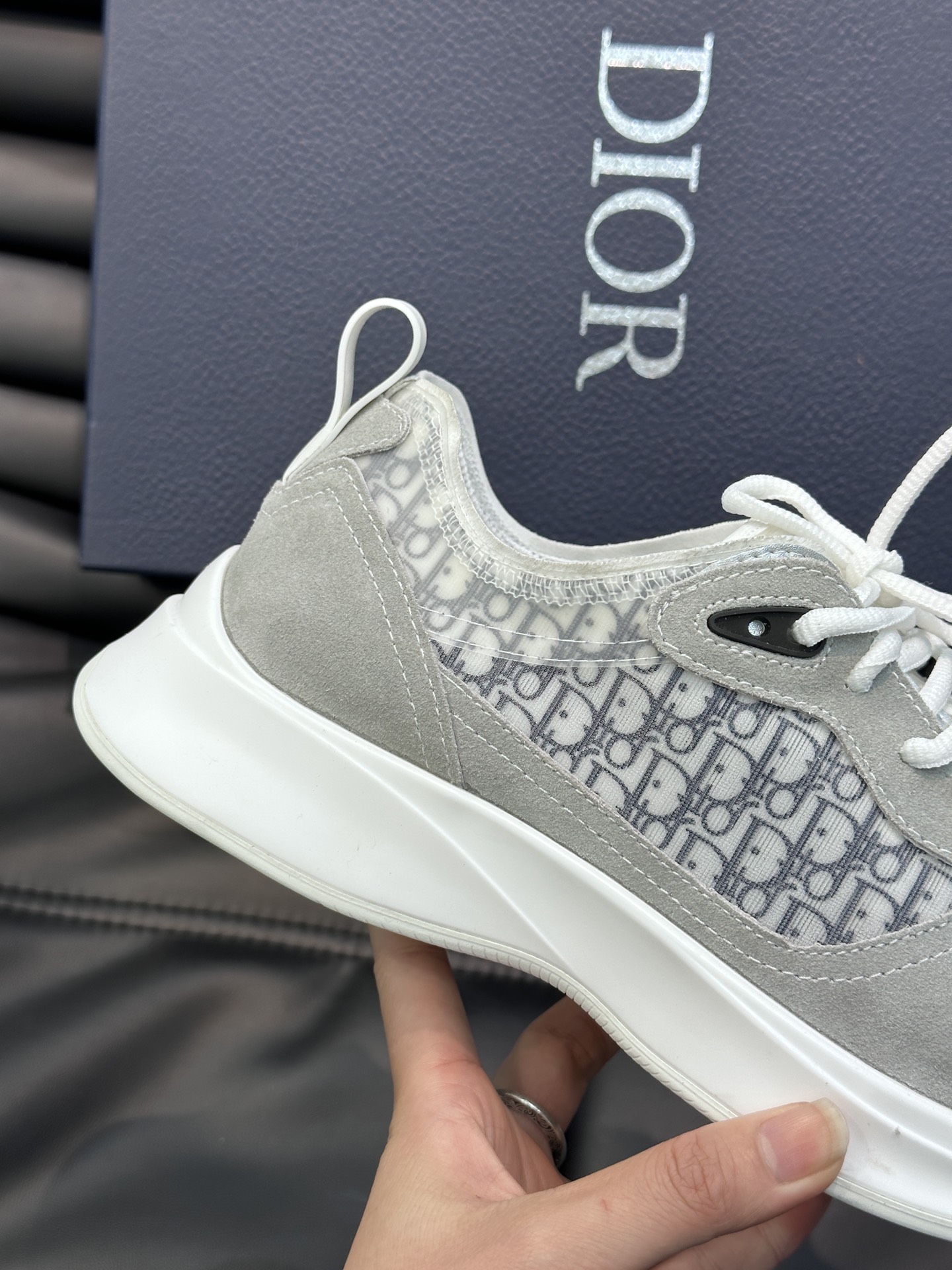 DiorB25RUNNER男士休闲运动鞋这款B25Runner运动鞋结合运动版型与Dior优雅的经典标识