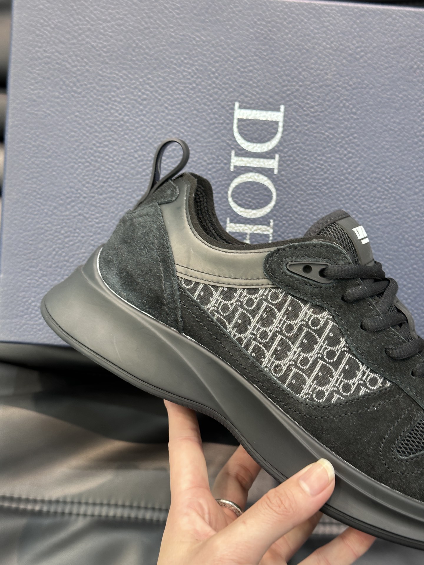 DiorB25RUNNER男士休闲运动鞋这款B25Runner运动鞋结合运动版型与Dior优雅的经典标识