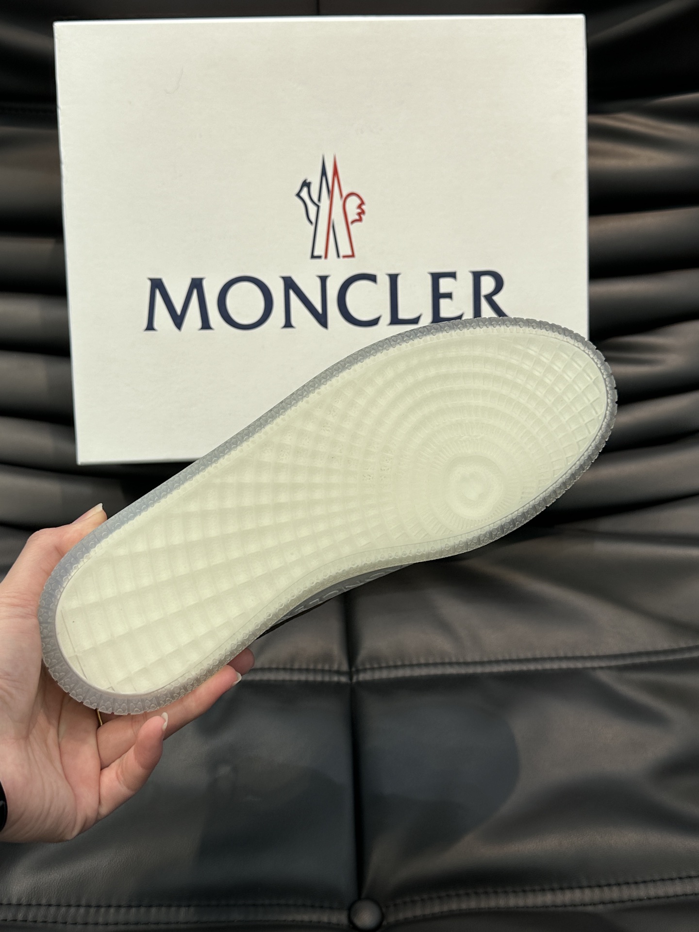 Moncler/蒙口男士中帮休闲运动鞋兼备创新功能性与图形细节于一体诠释潮流时尚头层牛皮打造鞋面采用鞋带