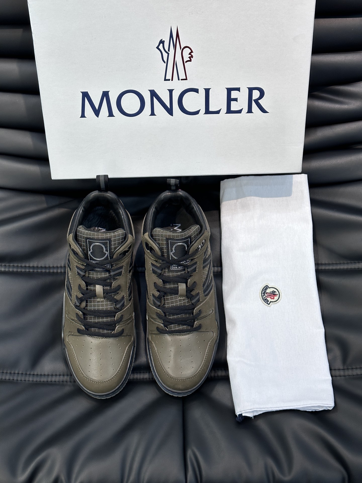 Moncler/蒙口男士中帮休闲运动鞋兼备创新功能性与图形细节于一体诠释潮流时尚头层牛皮打造鞋面采用鞋带