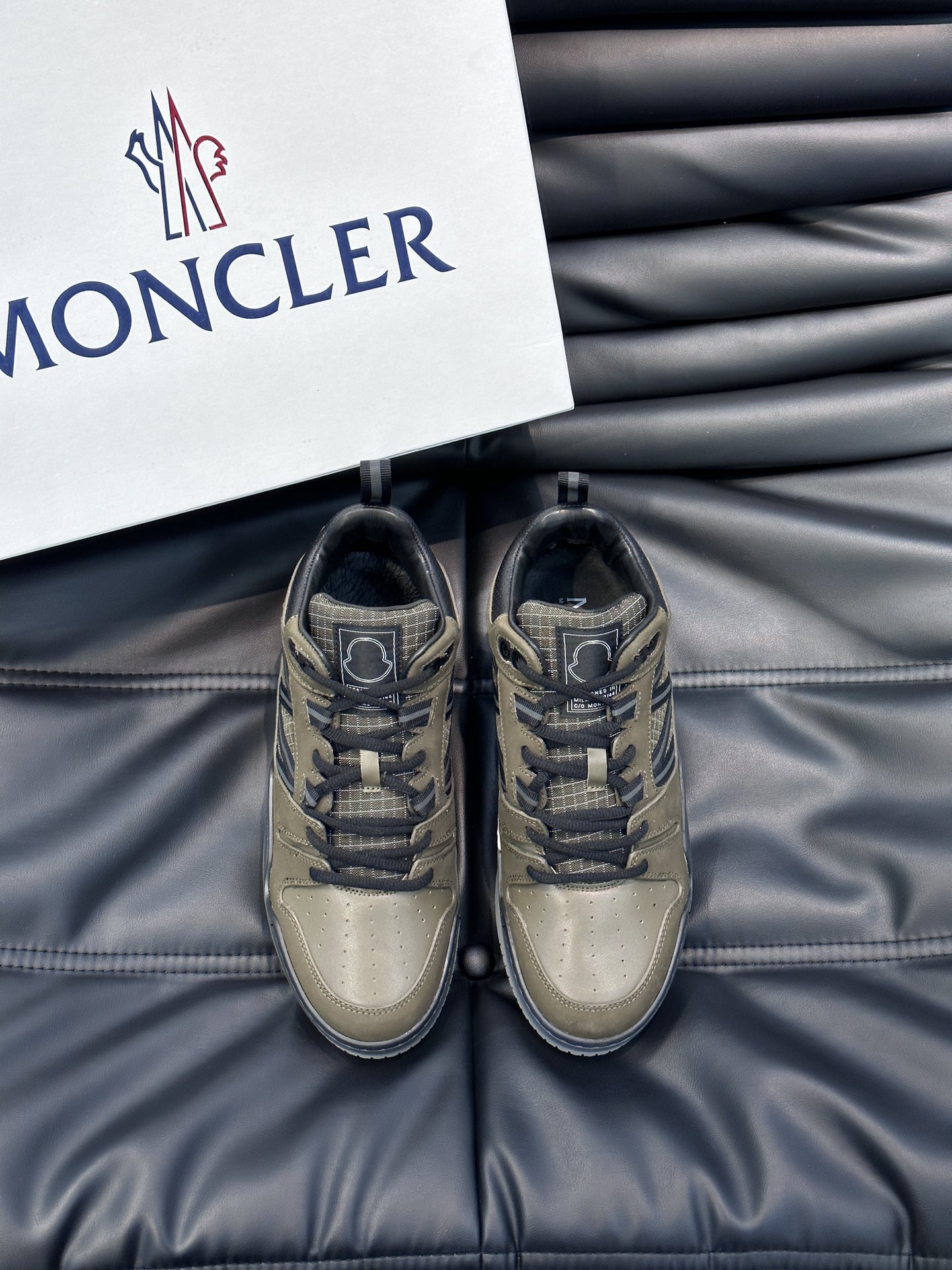 Moncler/蒙口男士中帮休闲运动鞋兼备创新功能性与图形细节于一体诠释潮流时尚头层牛皮打造鞋面采用鞋带