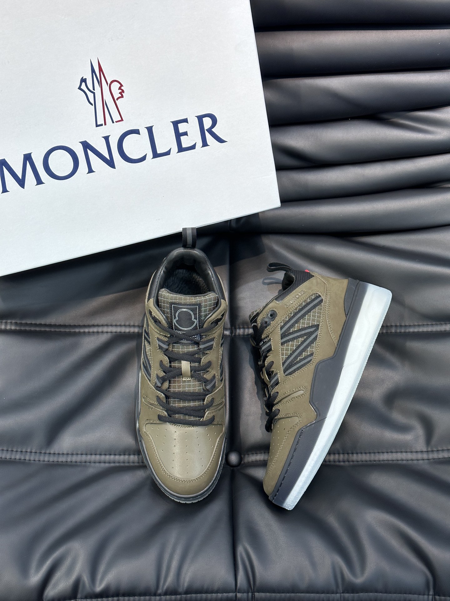 Moncler/蒙口男士中帮休闲运动鞋兼备创新功能性与图形细节于一体诠释潮流时尚头层牛皮打造鞋面采用鞋带