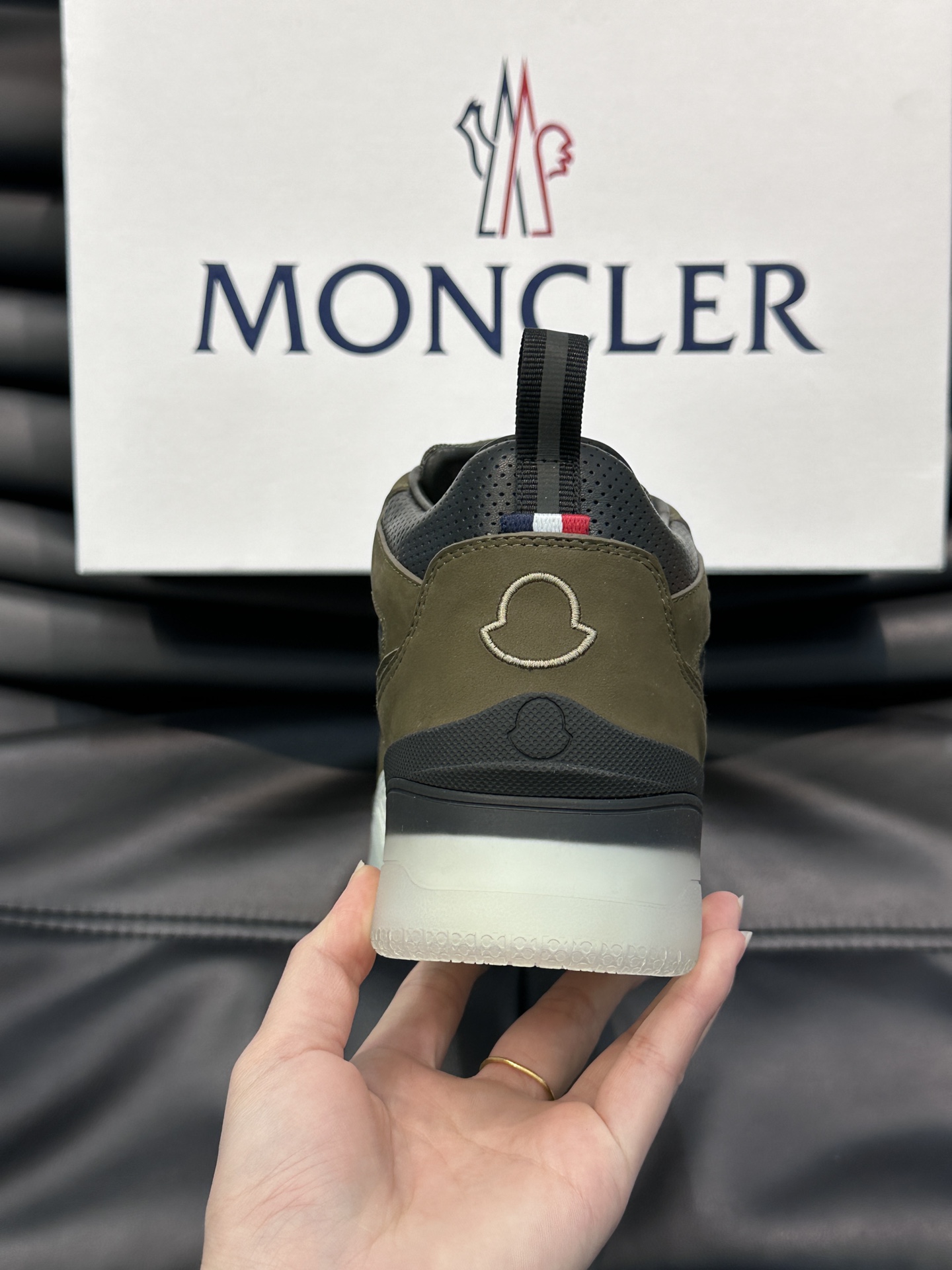 Moncler/蒙口男士中帮休闲运动鞋兼备创新功能性与图形细节于一体诠释潮流时尚头层牛皮打造鞋面采用鞋带