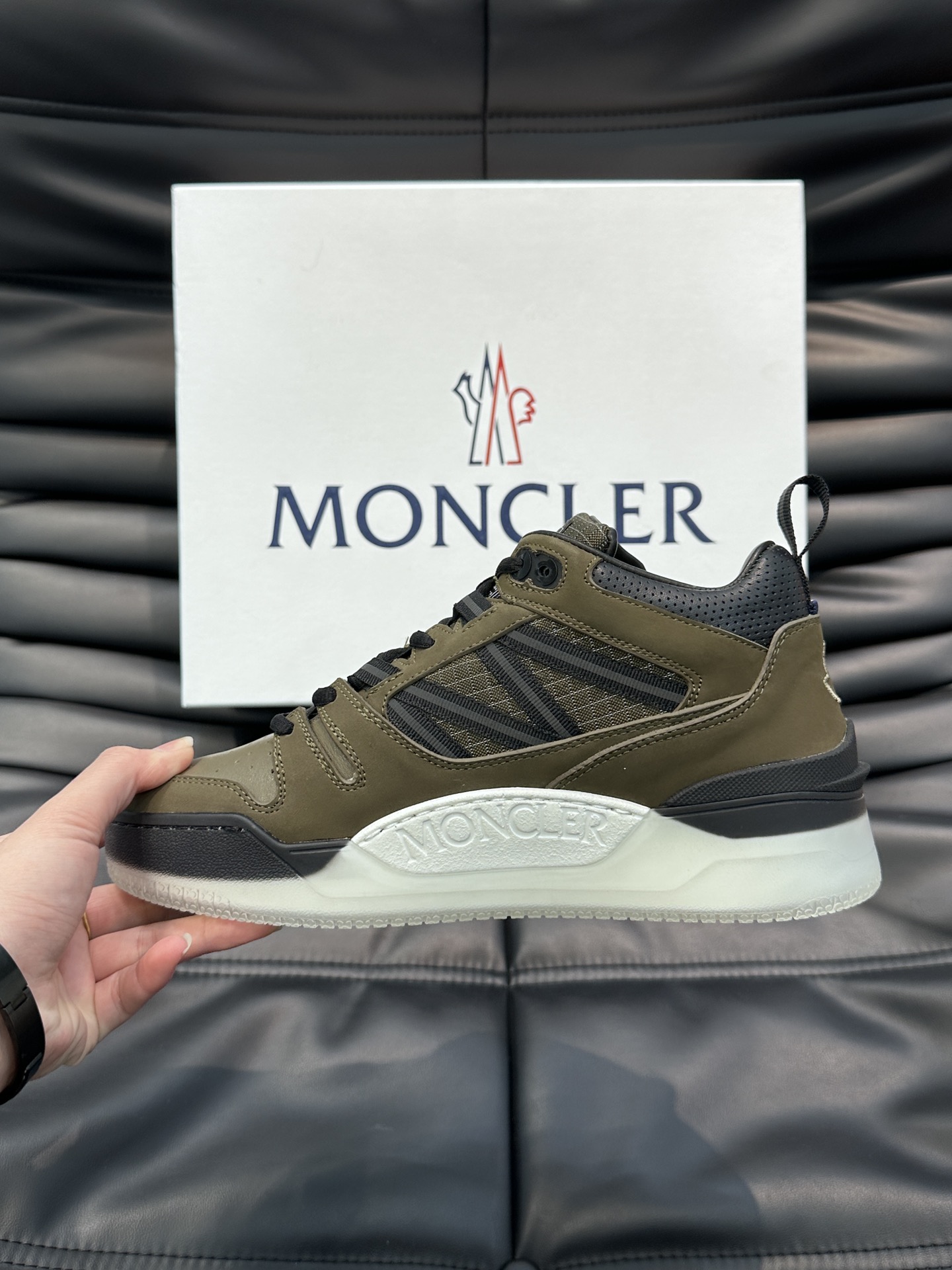 Moncler/蒙口男士中帮休闲运动鞋兼备创新功能性与图形细节于一体诠释潮流时尚头层牛皮打造鞋面采用鞋带