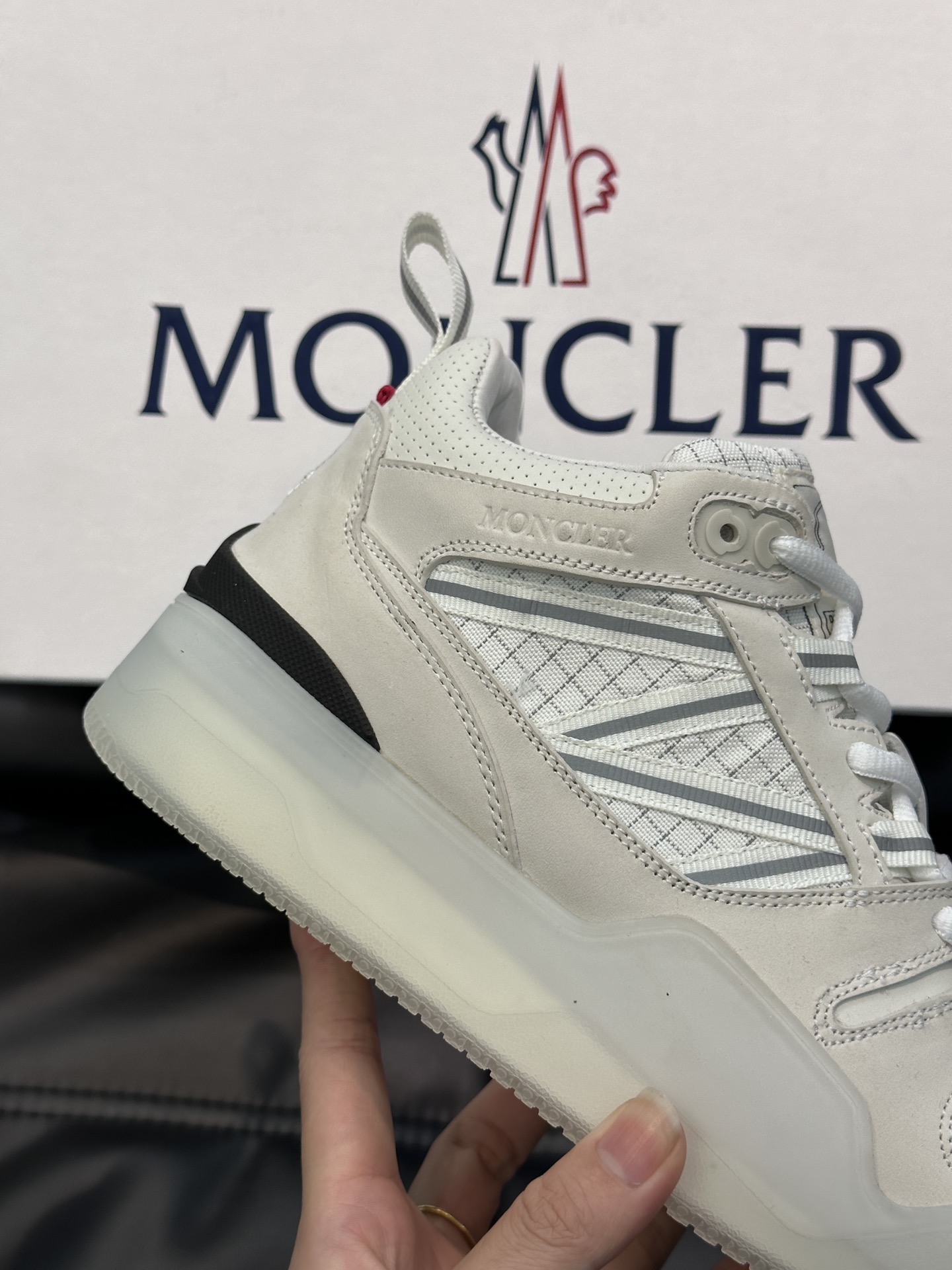 Moncler/蒙口男士中帮休闲运动鞋兼备创新功能性与图形细节于一体诠释潮流时尚头层牛皮打造鞋面采用鞋带