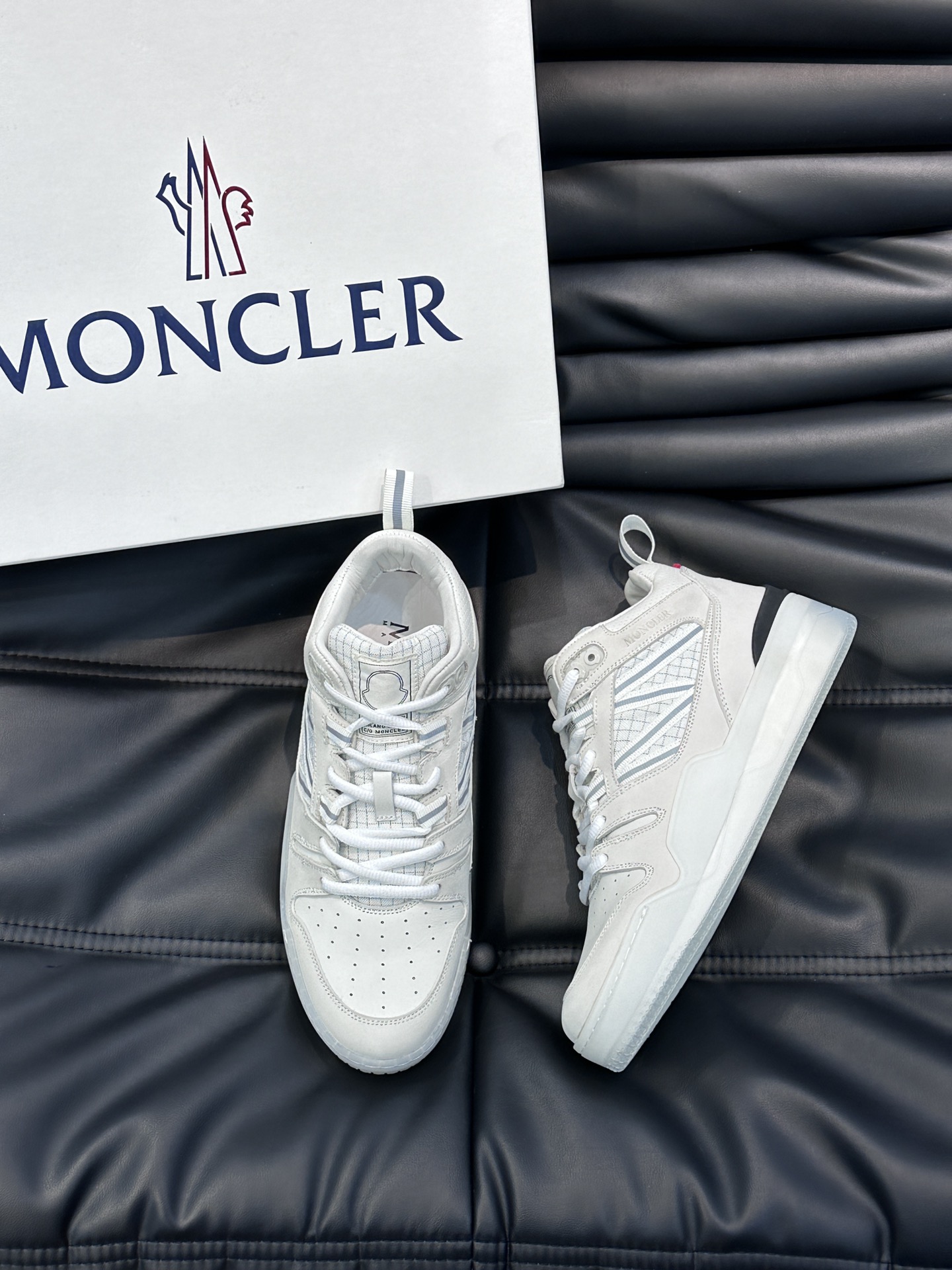 Moncler/蒙口男士中帮休闲运动鞋兼备创新功能性与图形细节于一体诠释潮流时尚头层牛皮打造鞋面采用鞋带