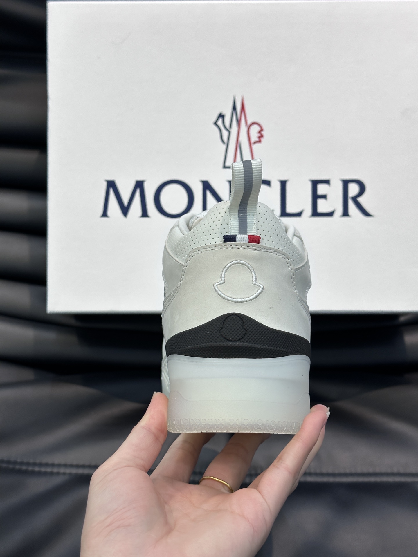 Moncler/蒙口男士中帮休闲运动鞋兼备创新功能性与图形细节于一体诠释潮流时尚头层牛皮打造鞋面采用鞋带