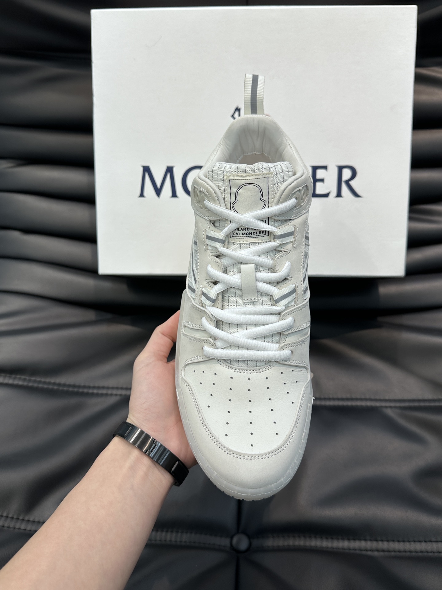 Moncler/蒙口男士中帮休闲运动鞋兼备创新功能性与图形细节于一体诠释潮流时尚头层牛皮打造鞋面采用鞋带