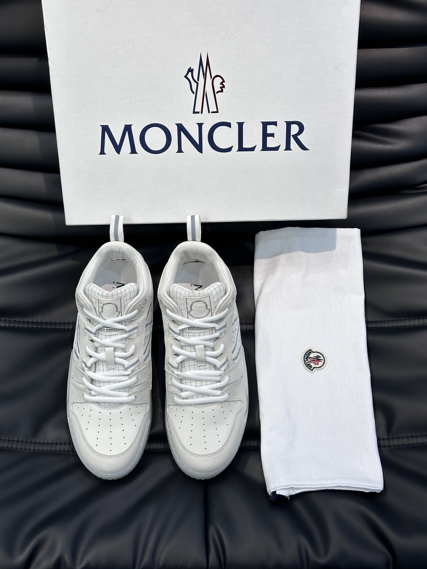 Moncler/蒙口男士中帮休闲运动鞋兼备创新功能性与图形细节于一体诠释潮流时尚头层牛皮打造鞋面采用鞋带