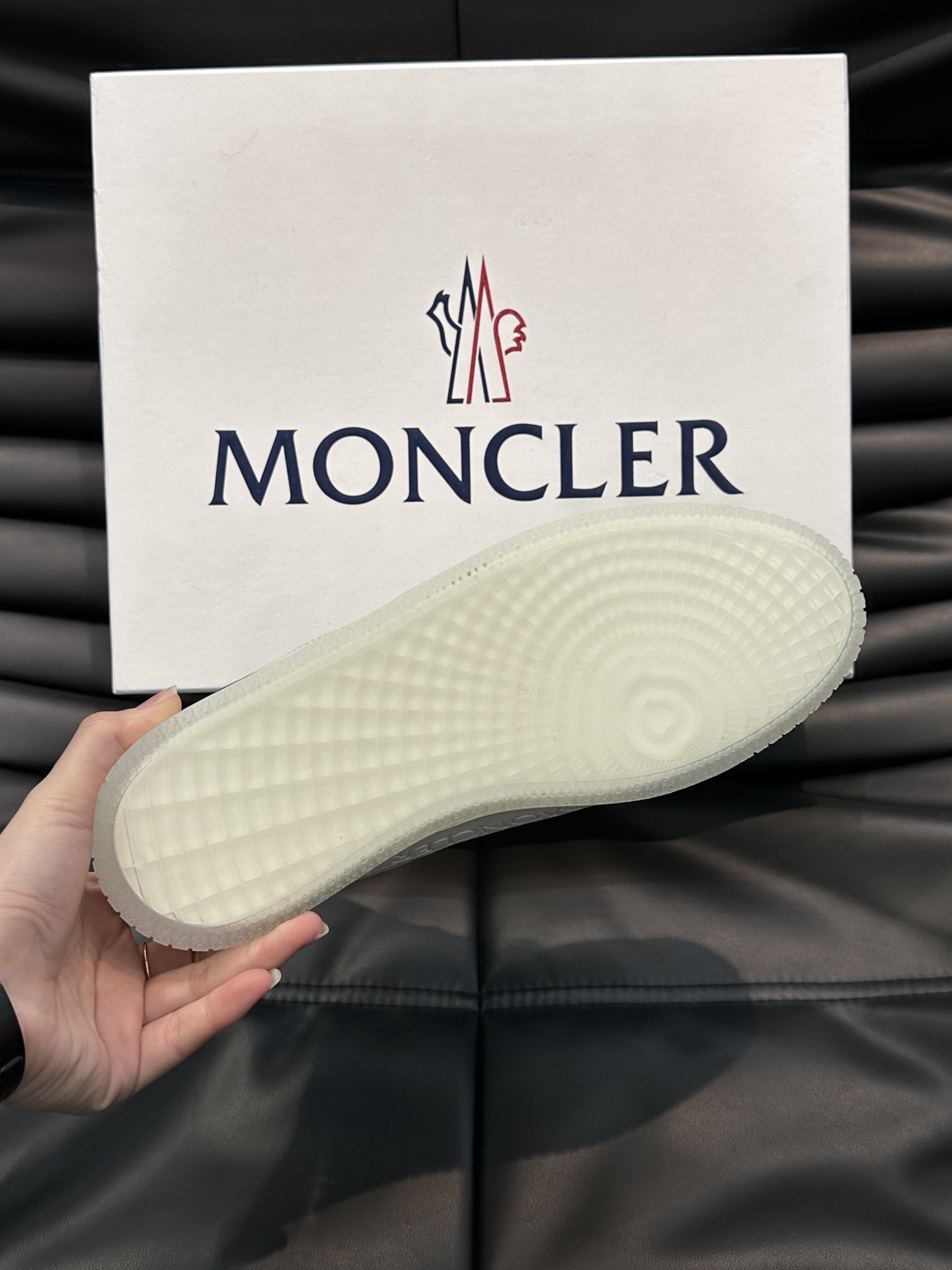 Moncler/蒙口男士中帮休闲运动鞋兼备创新功能性与图形细节于一体诠释潮流时尚头层牛皮打造鞋面采用鞋带