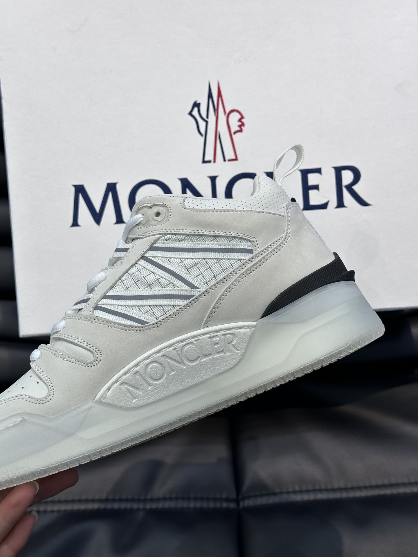 Moncler/蒙口男士中帮休闲运动鞋兼备创新功能性与图形细节于一体诠释潮流时尚头层牛皮打造鞋面采用鞋带