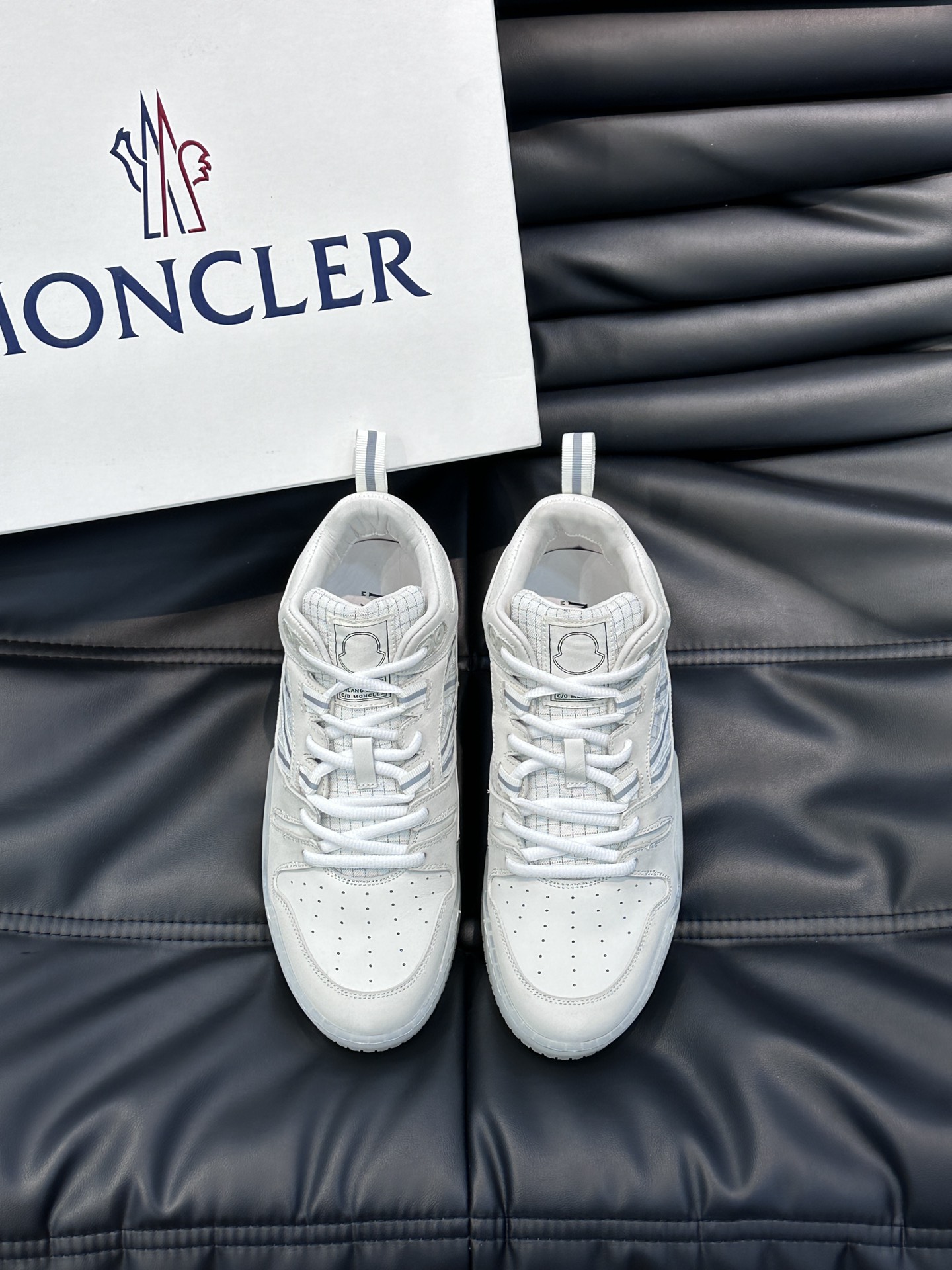 Moncler/蒙口男士中帮休闲运动鞋兼备创新功能性与图形细节于一体诠释潮流时尚头层牛皮打造鞋面采用鞋带