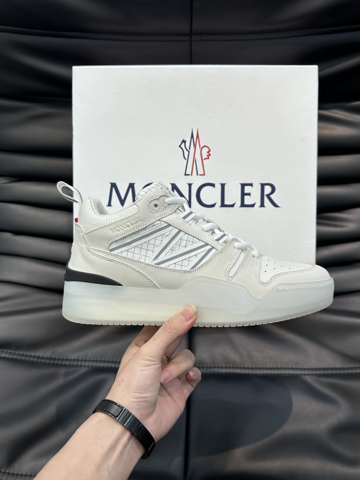 Moncler/蒙口男士中帮休闲运动鞋兼备创新功能性与图形细节于一体诠释潮流时尚头层牛皮打造鞋面采用鞋带