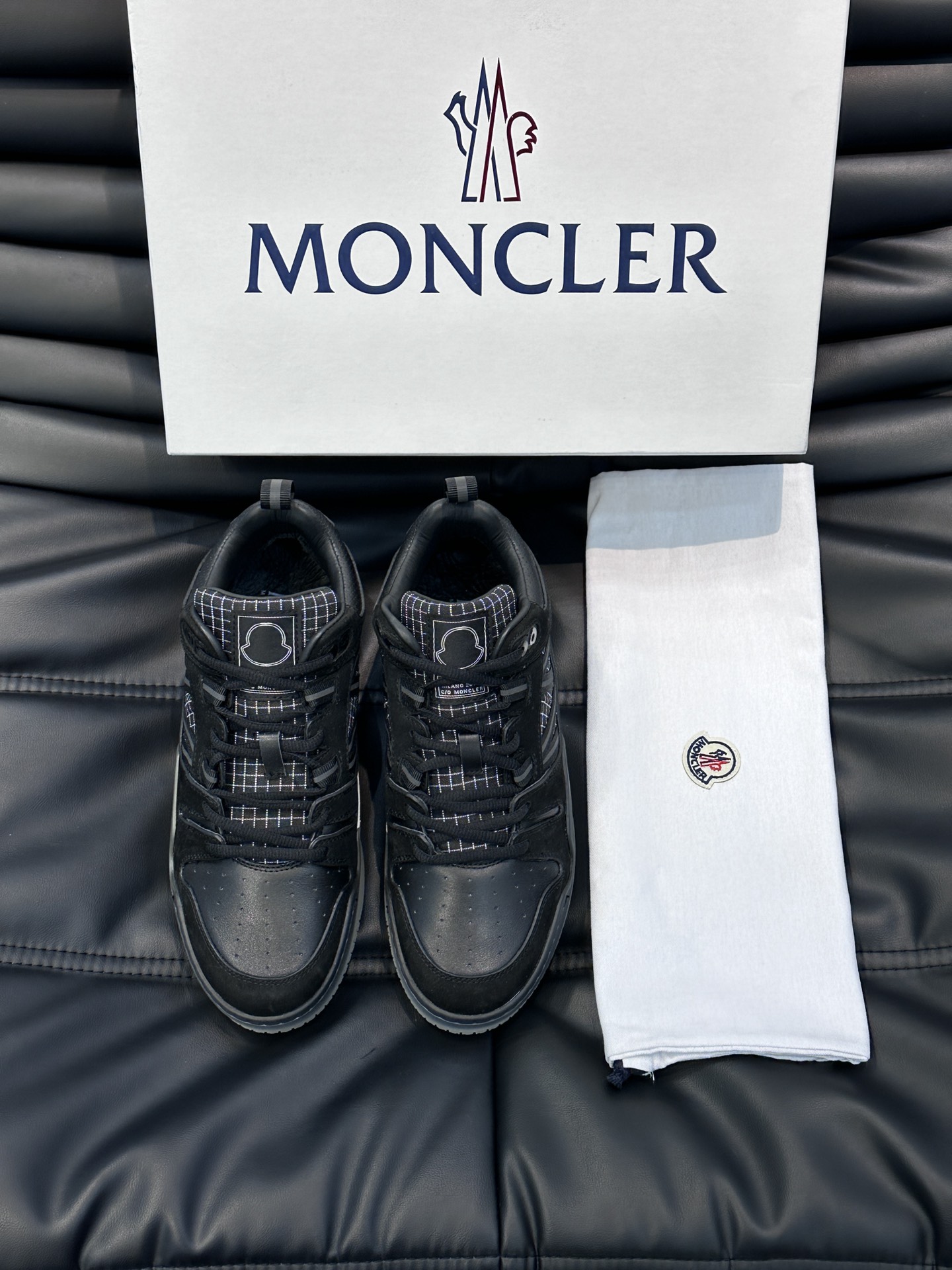 Moncler/蒙口男士中帮休闲运动鞋兼备创新功能性与图形细节于一体诠释潮流时尚头层牛皮打造鞋面采用鞋带