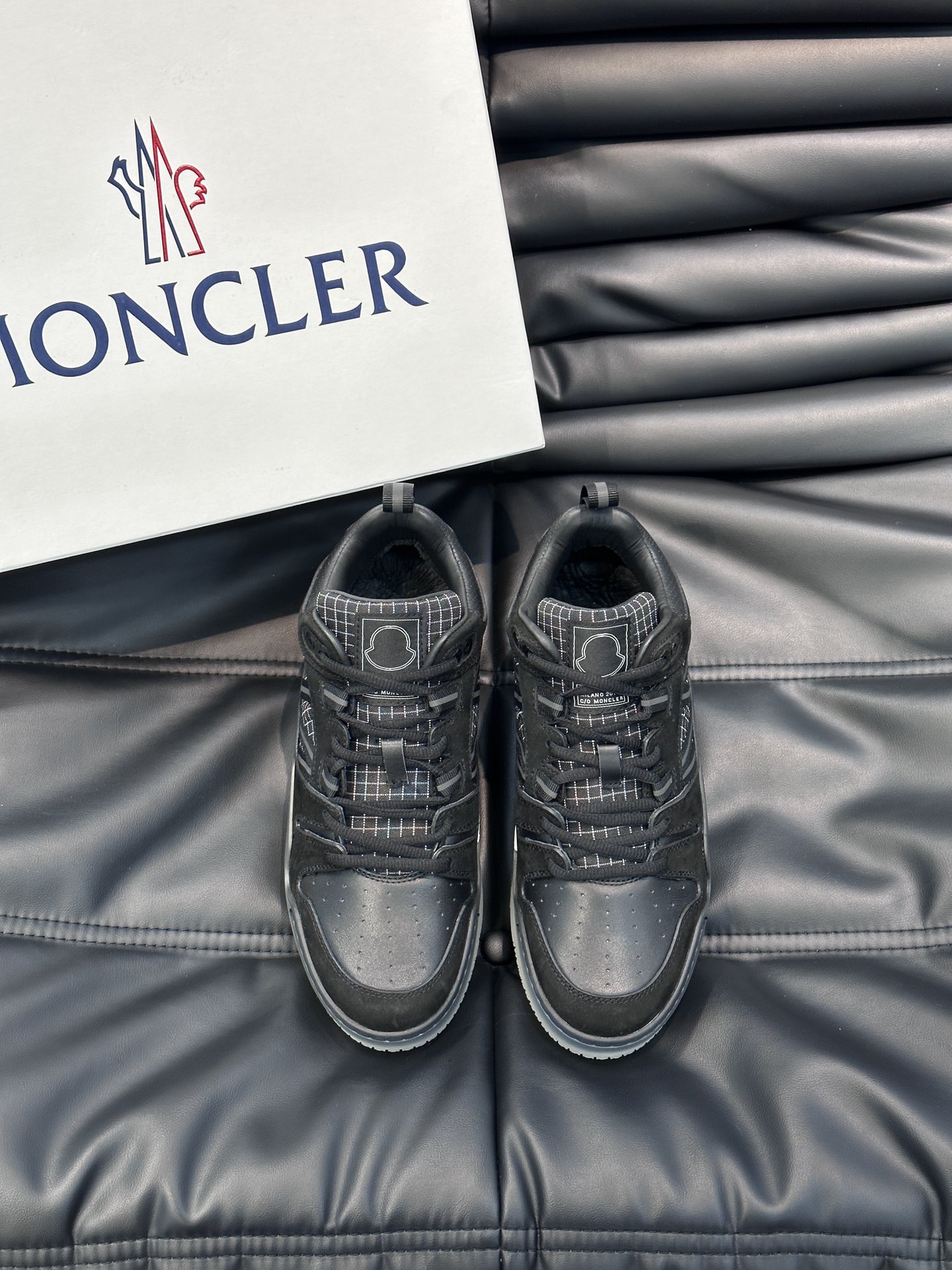 Moncler/蒙口男士中帮休闲运动鞋兼备创新功能性与图形细节于一体诠释潮流时尚头层牛皮打造鞋面采用鞋带