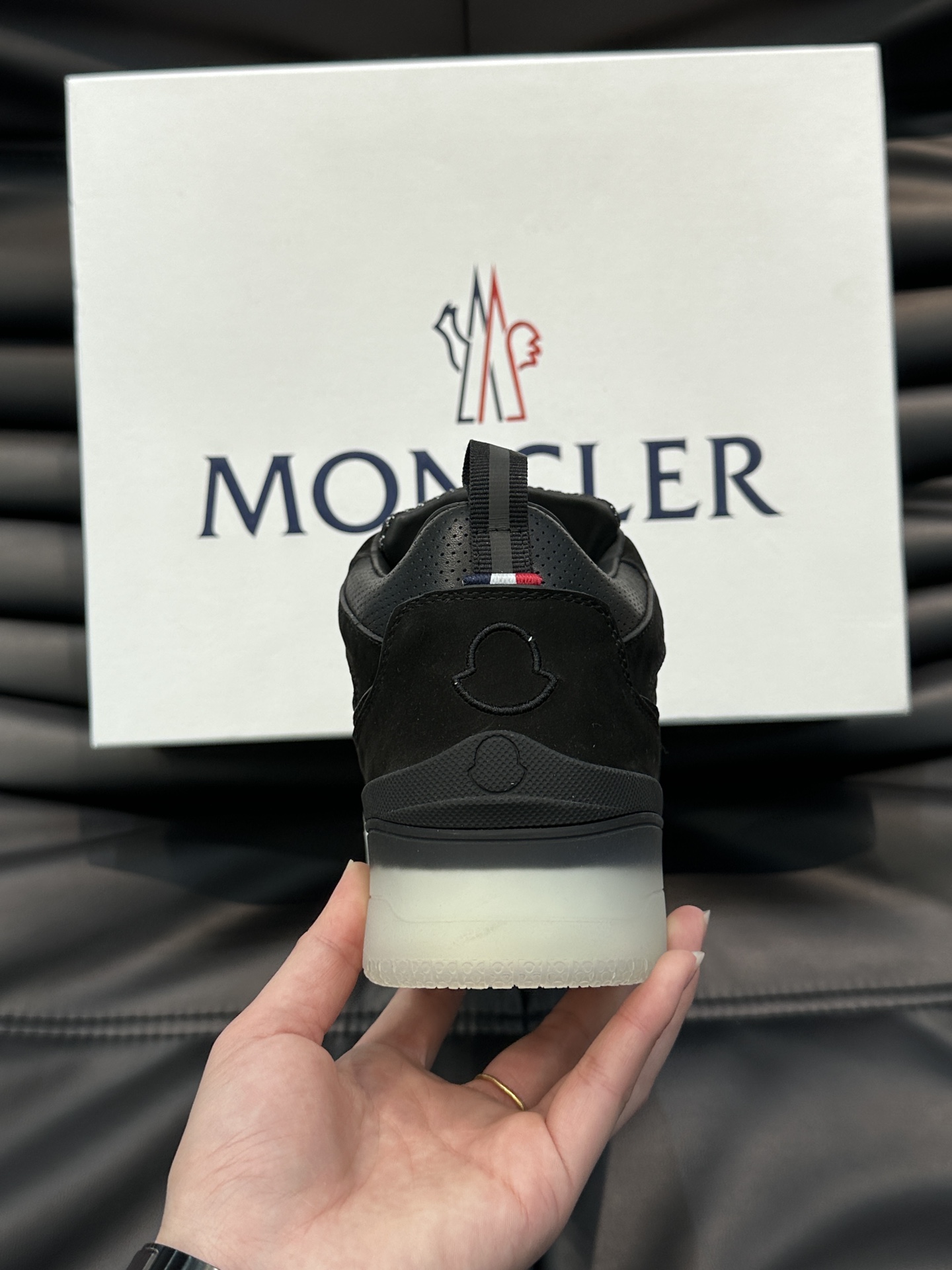 Moncler/蒙口男士中帮休闲运动鞋兼备创新功能性与图形细节于一体诠释潮流时尚头层牛皮打造鞋面采用鞋带