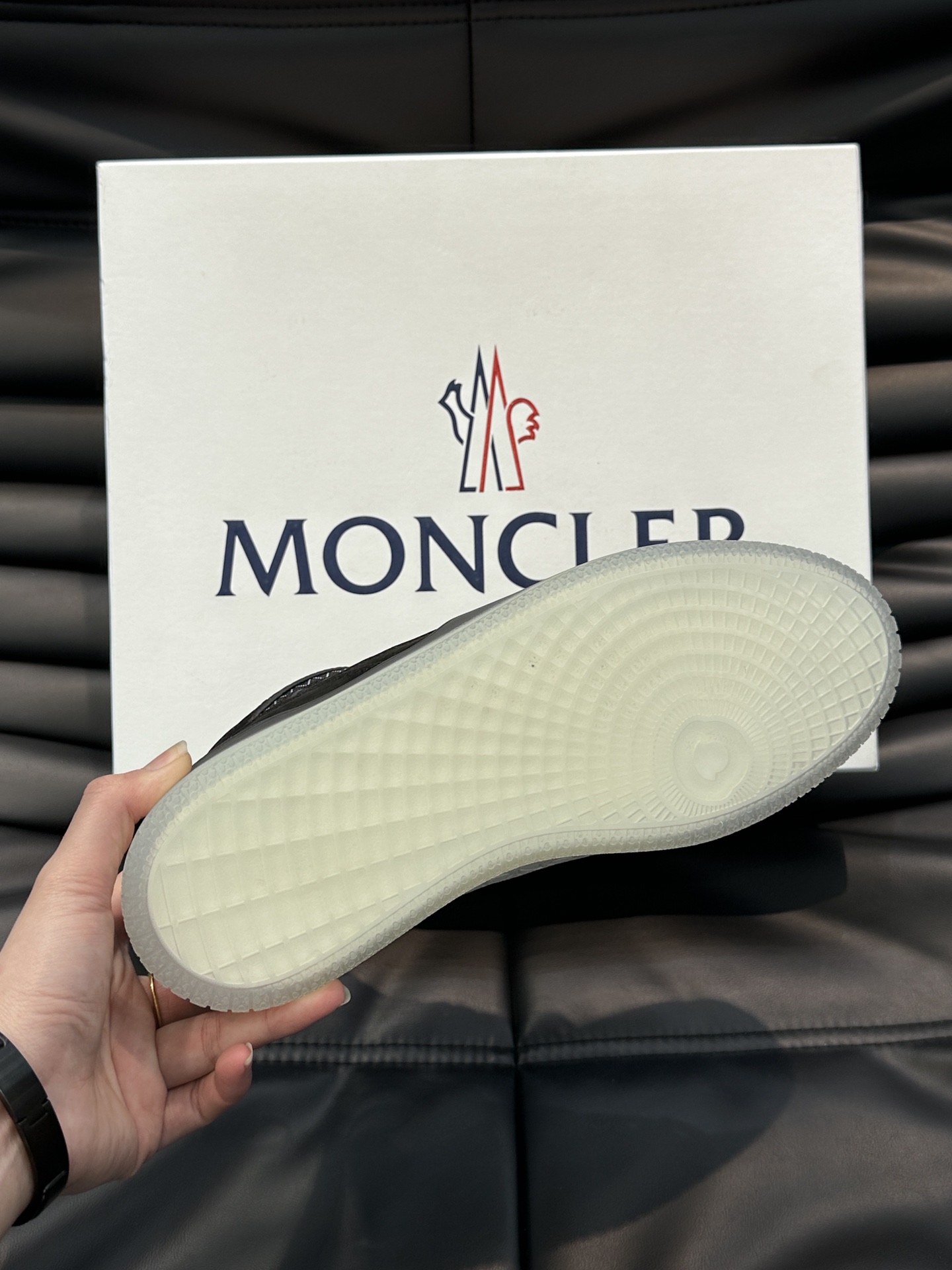 Moncler/蒙口男士中帮休闲运动鞋兼备创新功能性与图形细节于一体诠释潮流时尚头层牛皮打造鞋面采用鞋带