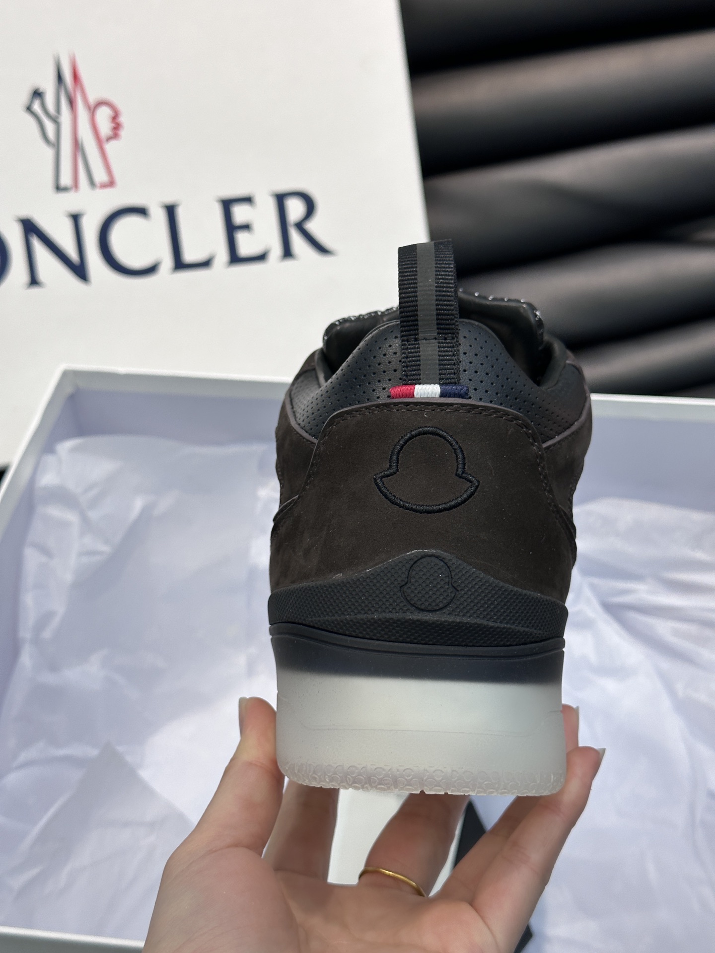 Moncler/蒙口男士中帮休闲运动鞋兼备创新功能性与图形细节于一体诠释潮流时尚头层牛皮打造鞋面采用鞋带