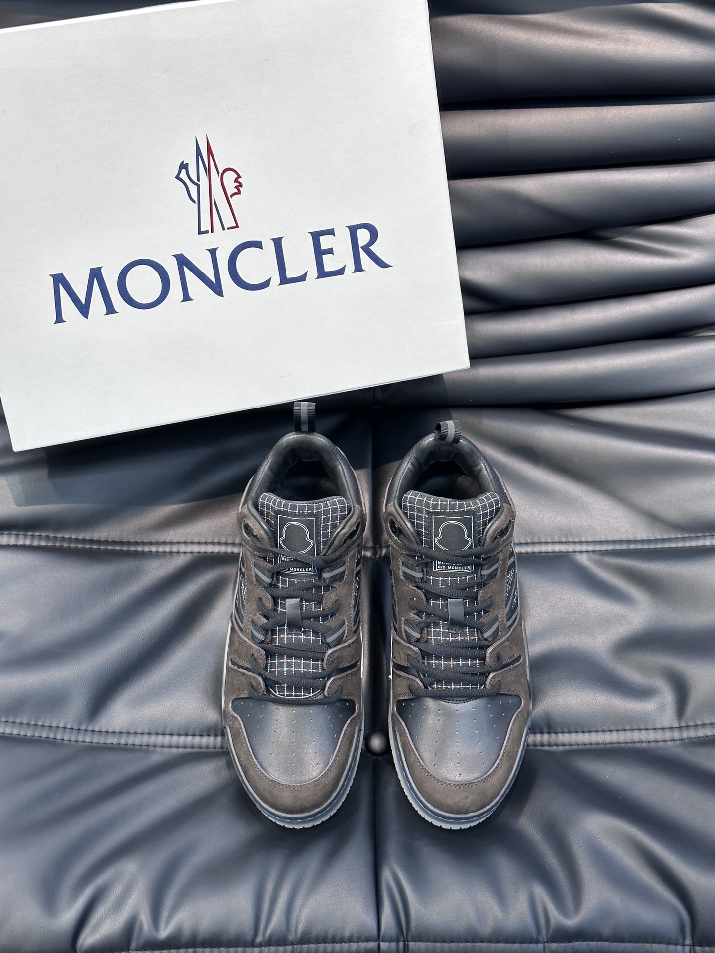 Moncler/蒙口男士中帮休闲运动鞋兼备创新功能性与图形细节于一体诠释潮流时尚头层牛皮打造鞋面采用鞋带