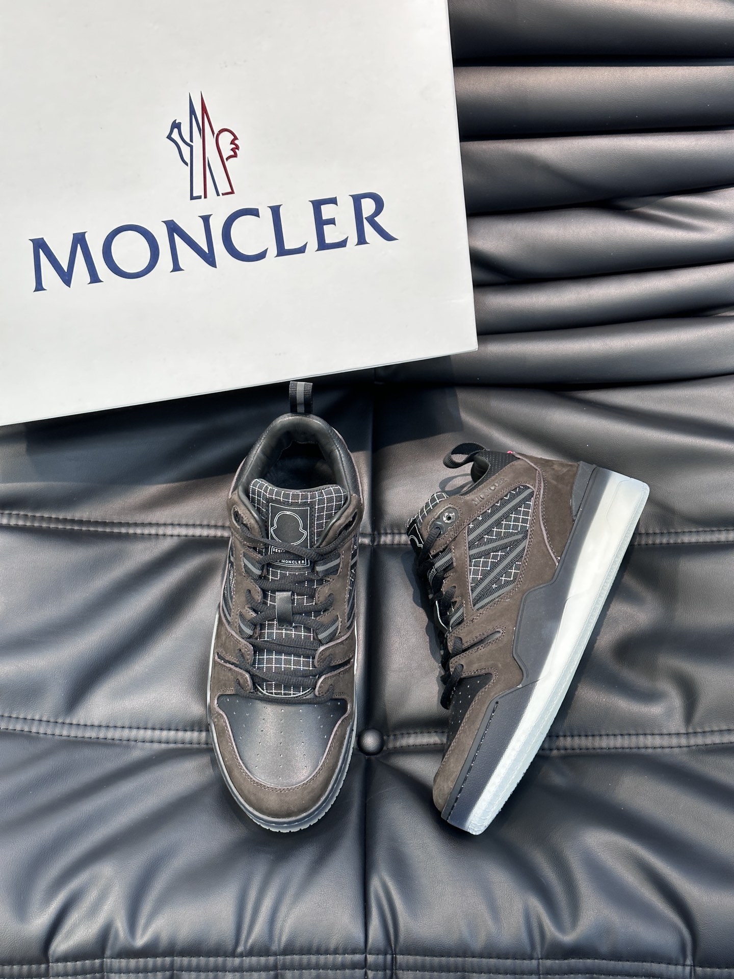 Moncler/蒙口男士中帮休闲运动鞋兼备创新功能性与图形细节于一体诠释潮流时尚头层牛皮打造鞋面采用鞋带