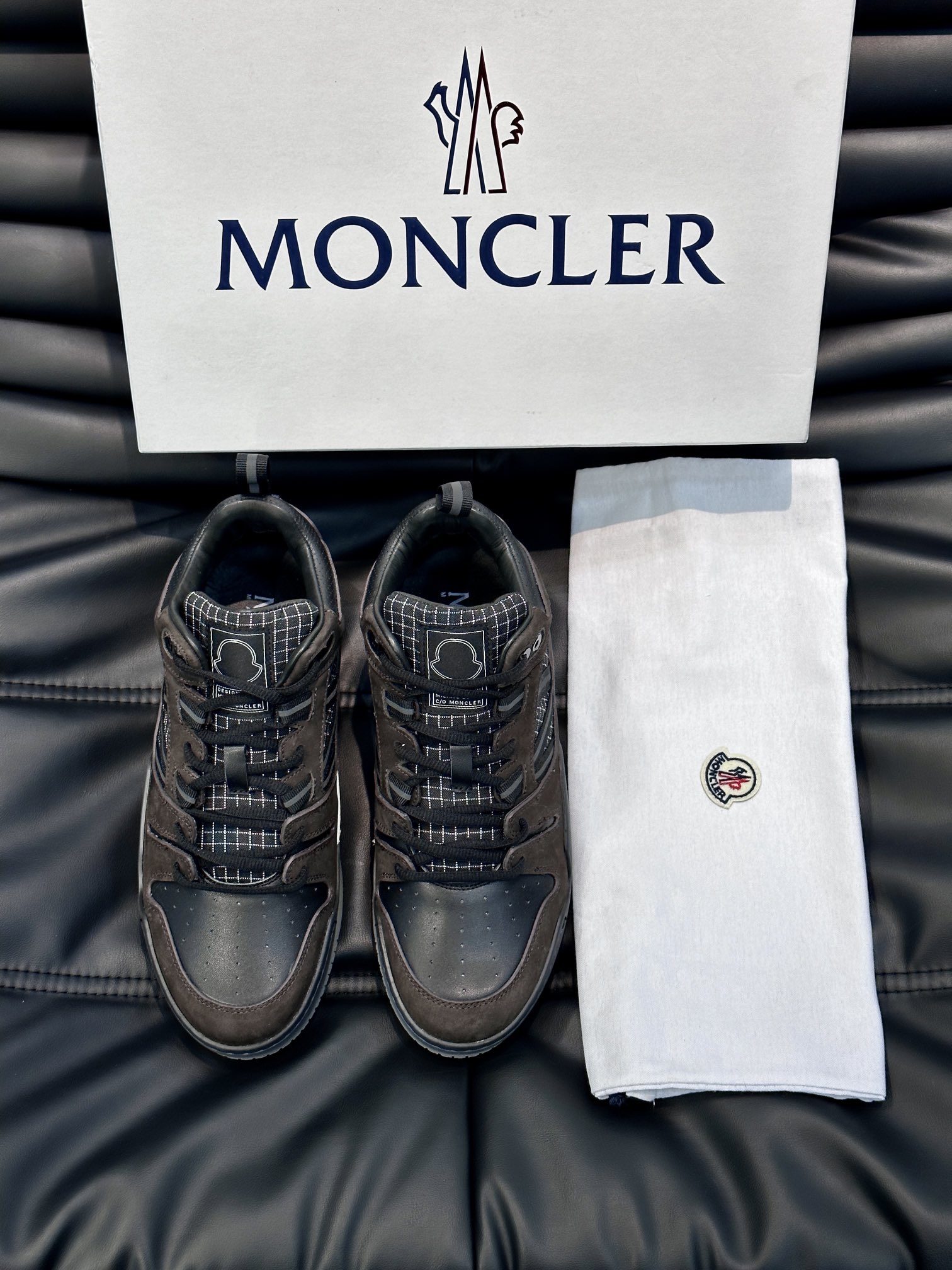 Moncler/蒙口男士中帮休闲运动鞋兼备创新功能性与图形细节于一体诠释潮流时尚头层牛皮打造鞋面采用鞋带