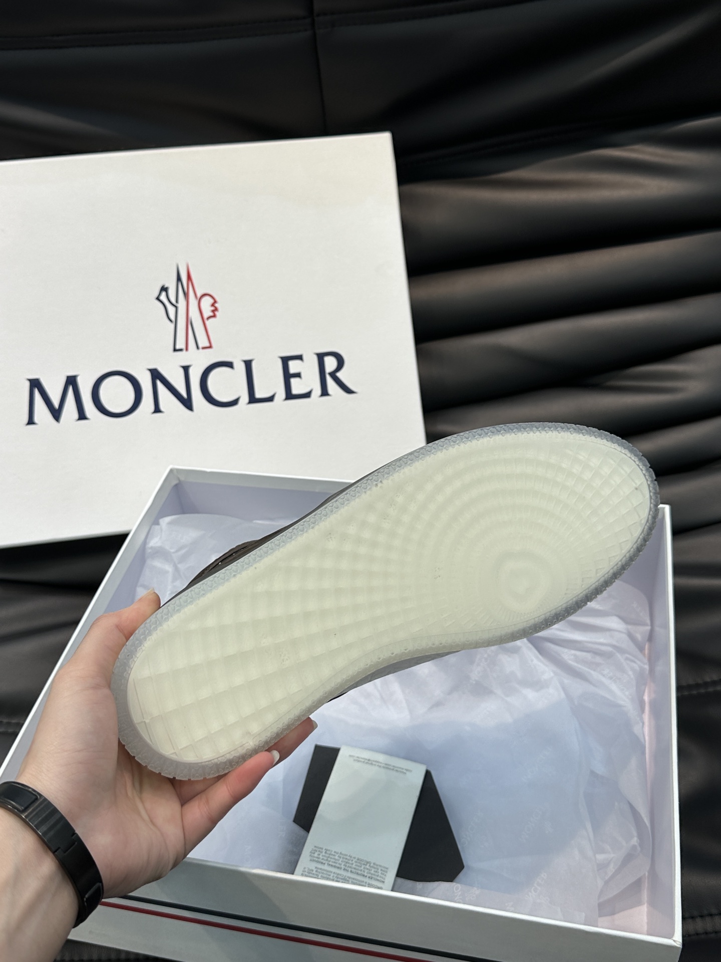 Moncler/蒙口男士中帮休闲运动鞋兼备创新功能性与图形细节于一体诠释潮流时尚头层牛皮打造鞋面采用鞋带