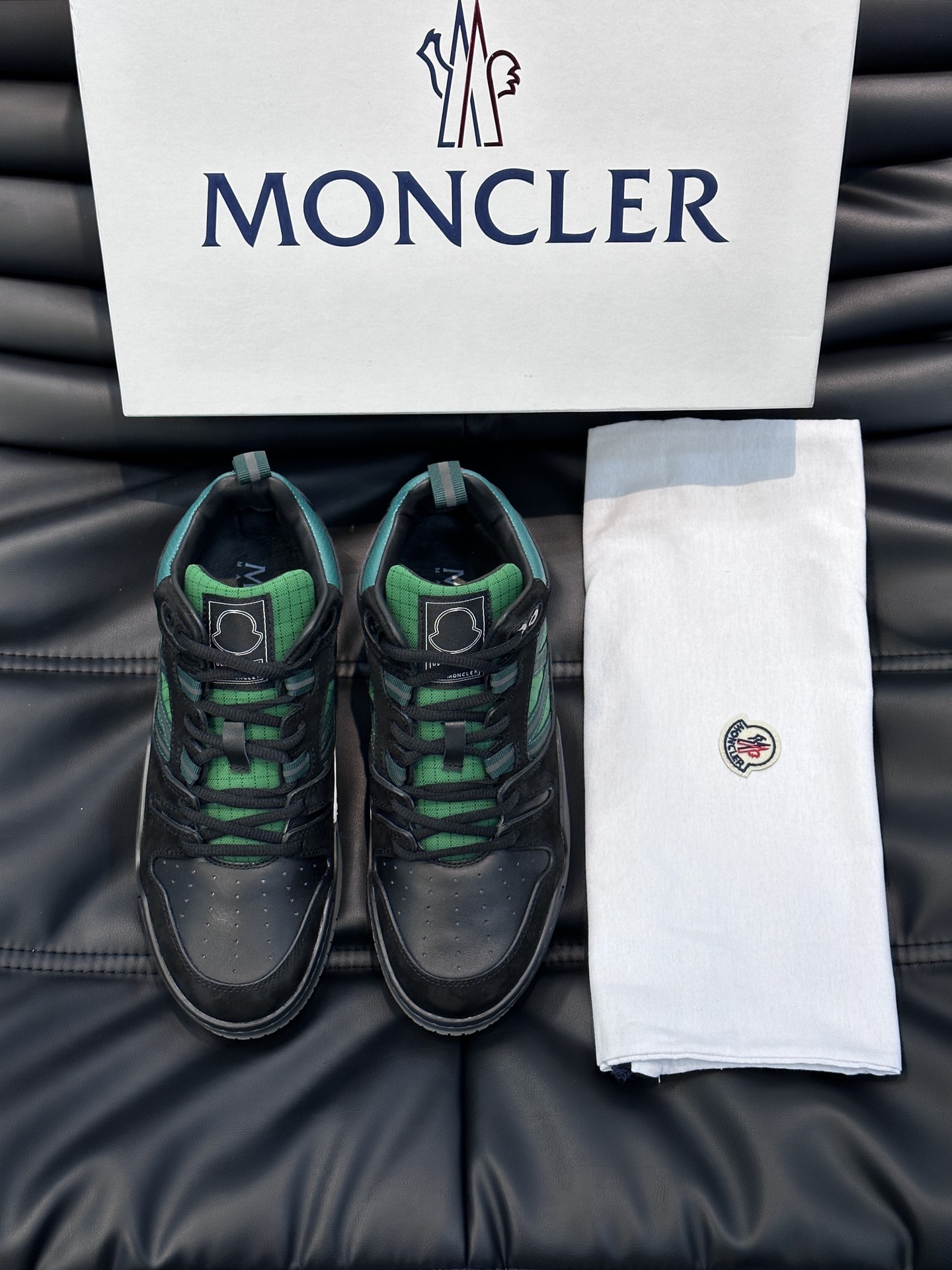 Moncler/蒙口男士中帮休闲运动鞋兼备创新功能性与图形细节于一体诠释潮流时尚头层牛皮打造鞋面采用鞋带