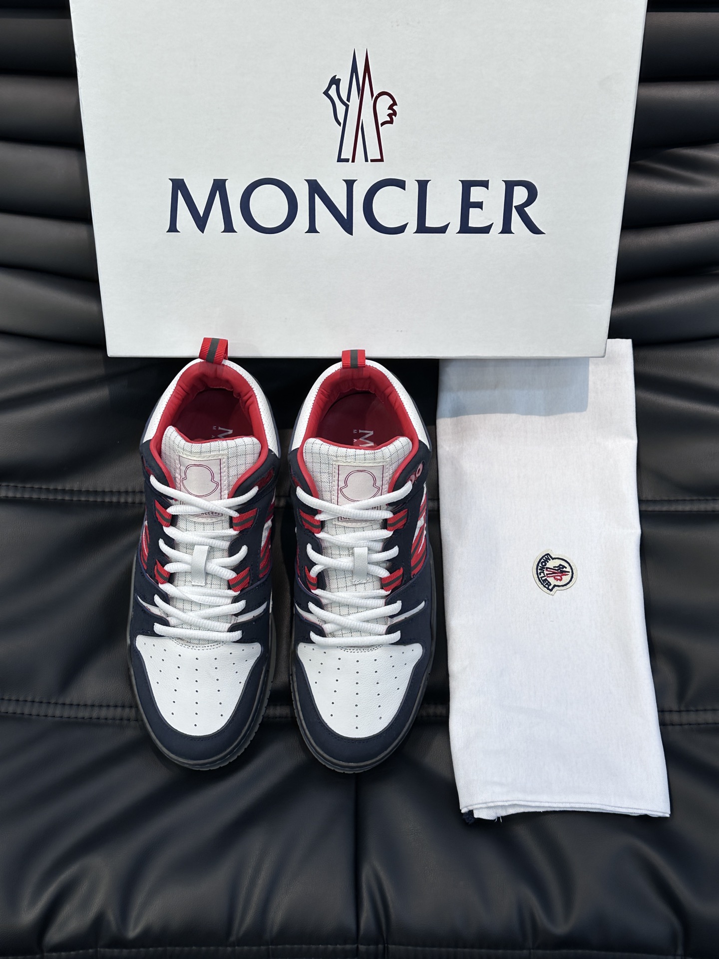 Moncler/蒙口男士中帮休闲运动鞋兼备创新功能性与图形细节于一体诠释潮流时尚头层牛皮打造鞋面采用鞋带