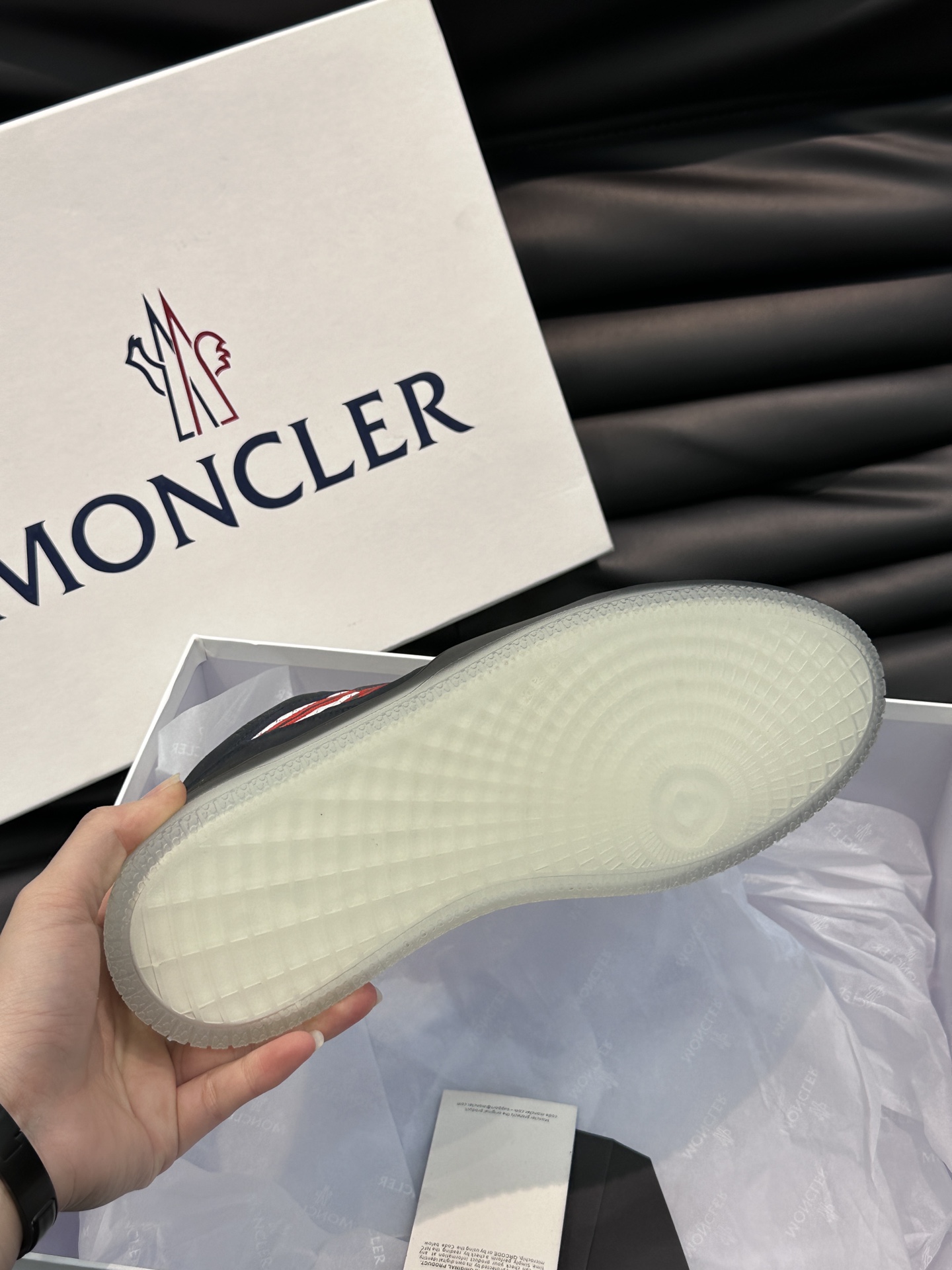 Moncler/蒙口男士中帮休闲运动鞋兼备创新功能性与图形细节于一体诠释潮流时尚头层牛皮打造鞋面采用鞋带