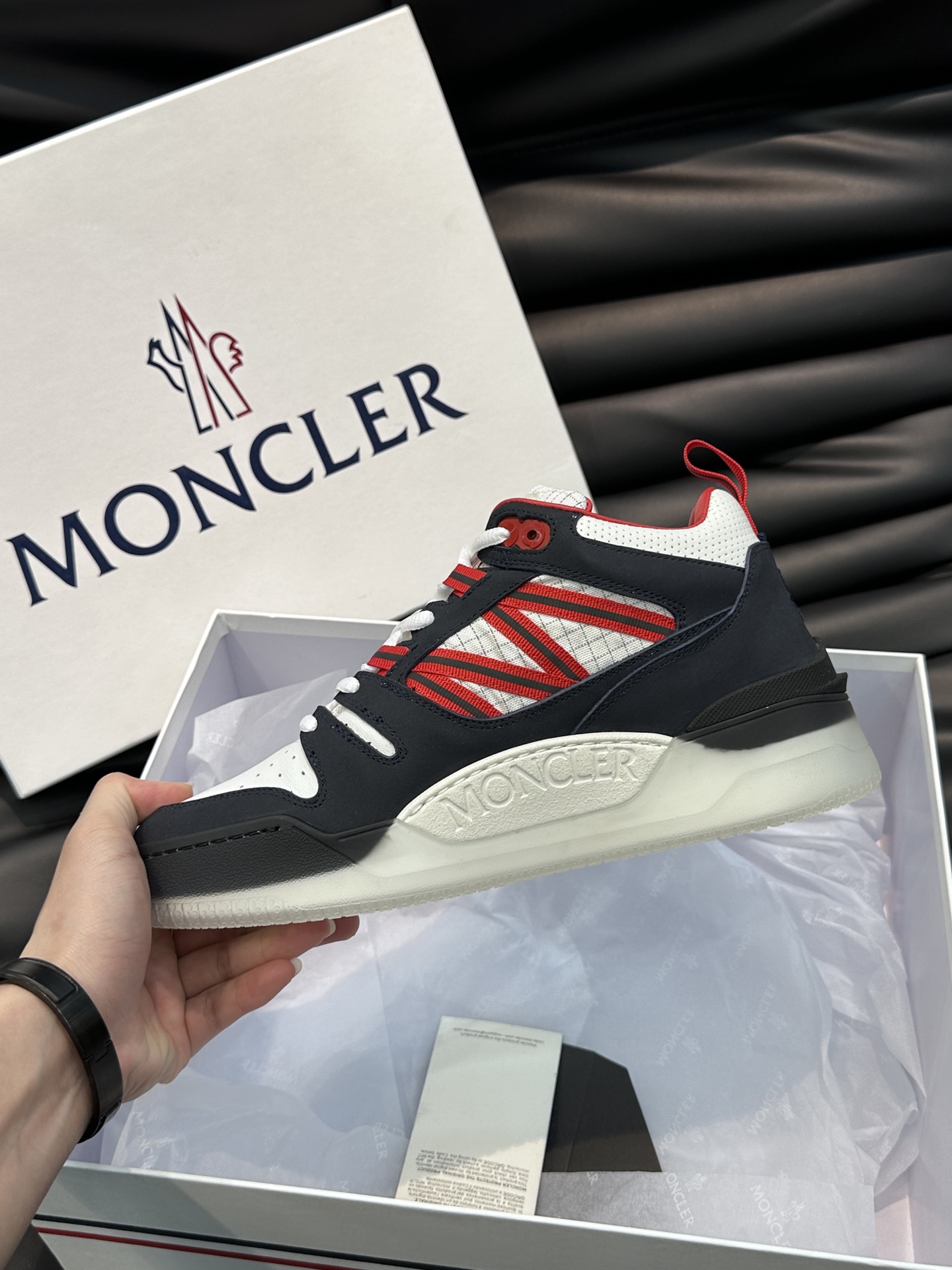 Moncler/蒙口男士中帮休闲运动鞋兼备创新功能性与图形细节于一体诠释潮流时尚头层牛皮打造鞋面采用鞋带