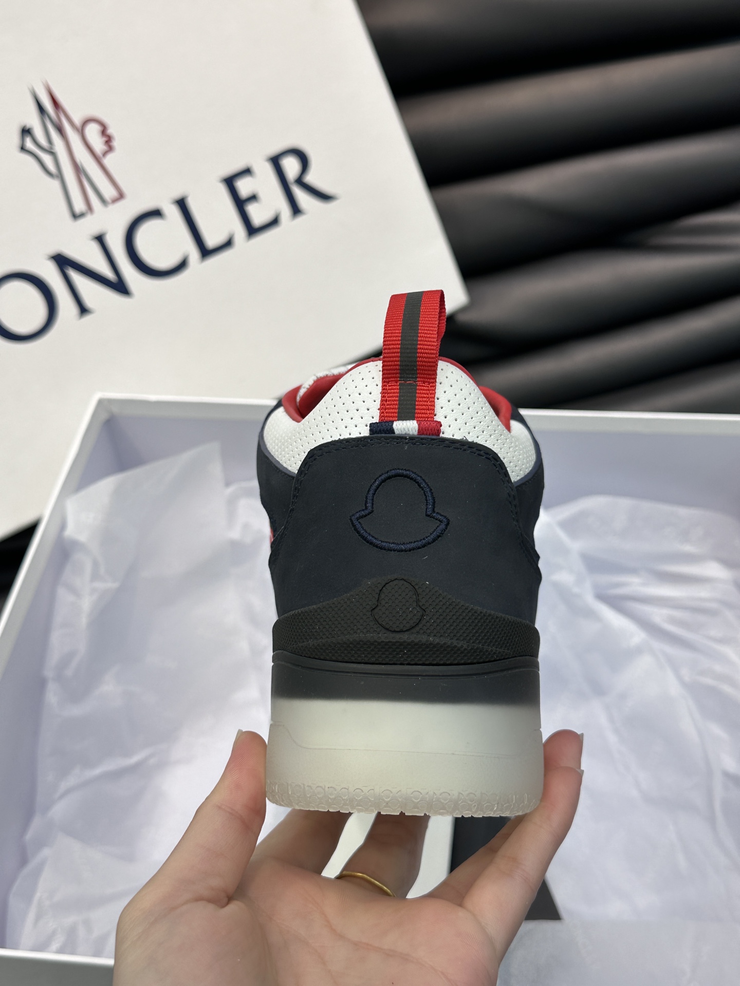 Moncler/蒙口男士中帮休闲运动鞋兼备创新功能性与图形细节于一体诠释潮流时尚头层牛皮打造鞋面采用鞋带