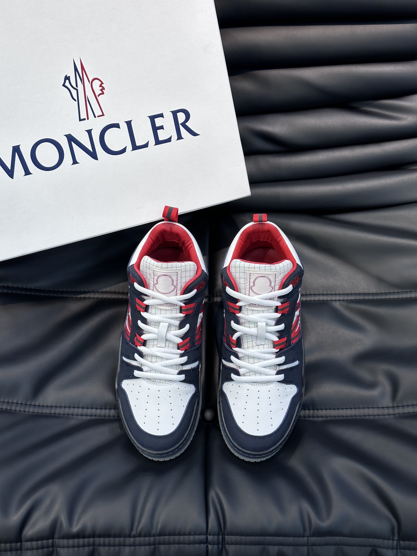 Moncler/蒙口男士中帮休闲运动鞋兼备创新功能性与图形细节于一体诠释潮流时尚头层牛皮打造鞋面采用鞋带