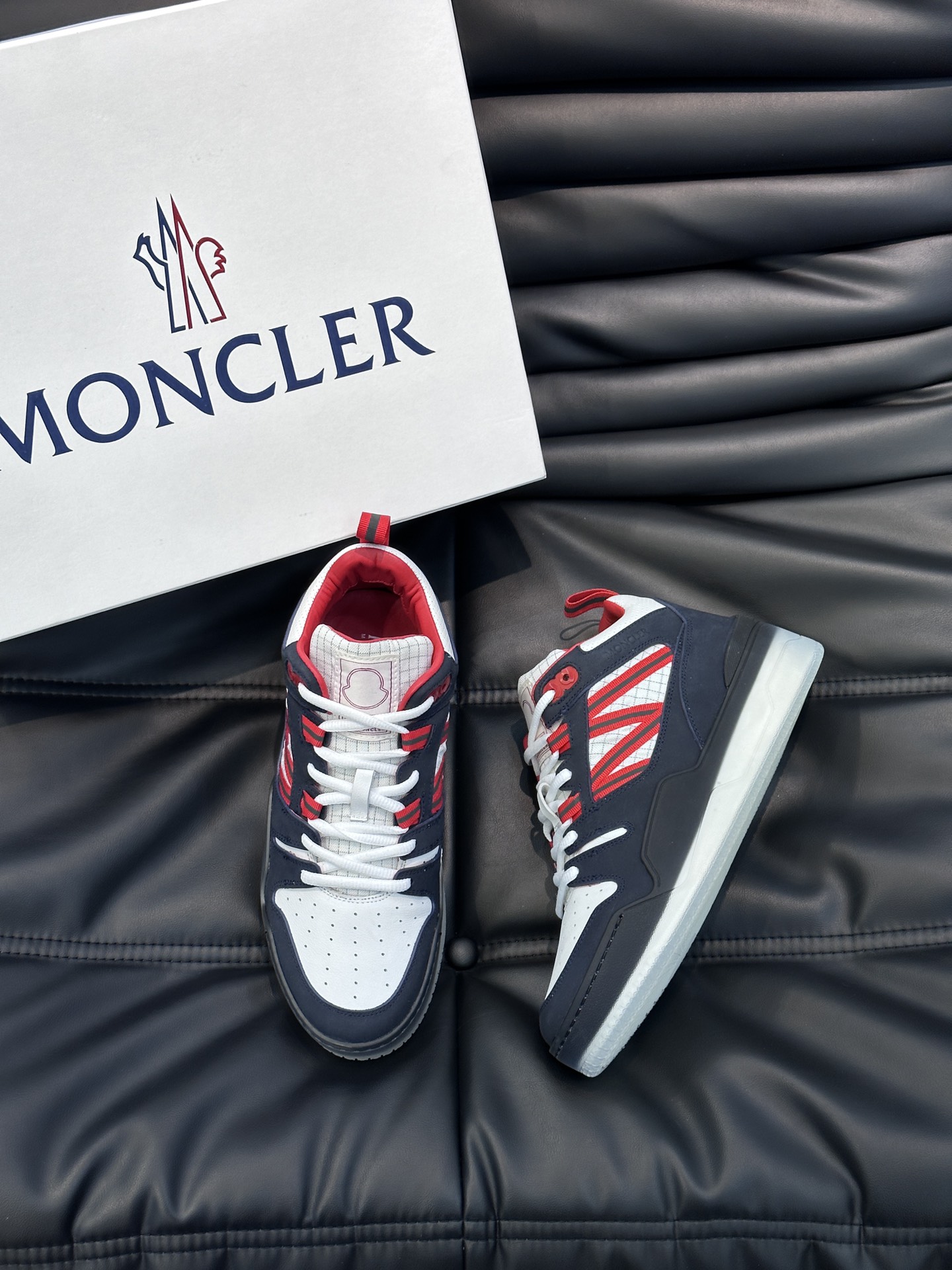 Moncler/蒙口男士中帮休闲运动鞋兼备创新功能性与图形细节于一体诠释潮流时尚头层牛皮打造鞋面采用鞋带