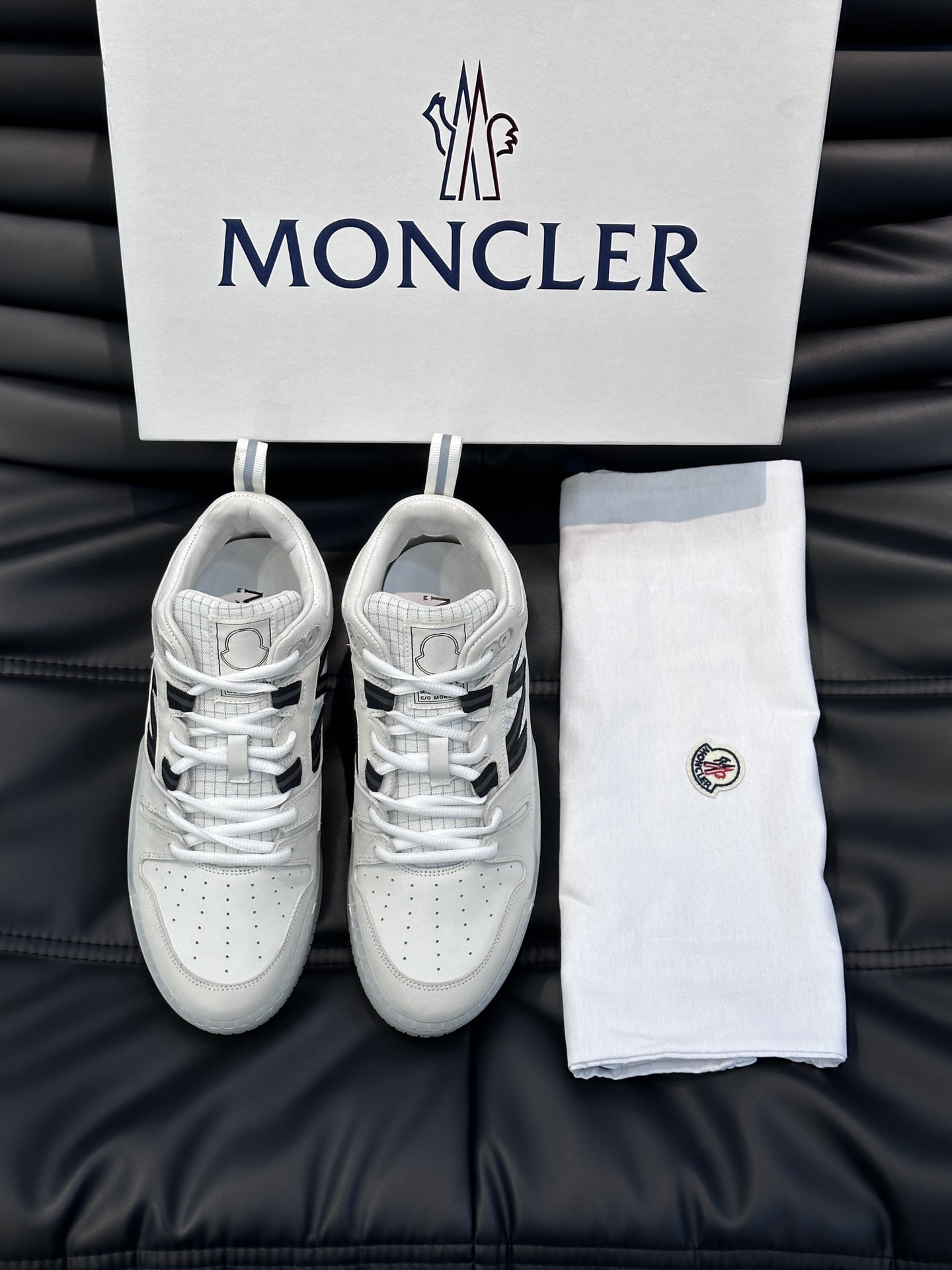 Moncler/蒙口男士中帮休闲运动鞋兼备创新功能性与图形细节于一体诠释潮流时尚头层牛皮打造鞋面采用鞋带