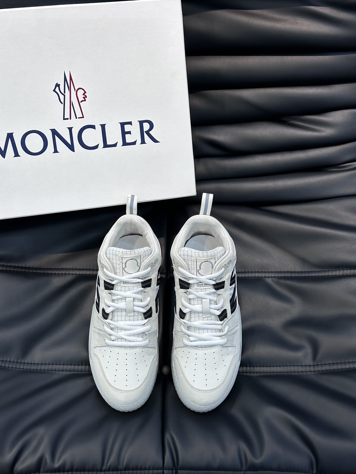 Moncler/蒙口男士中帮休闲运动鞋兼备创新功能性与图形细节于一体诠释潮流时尚头层牛皮打造鞋面采用鞋带