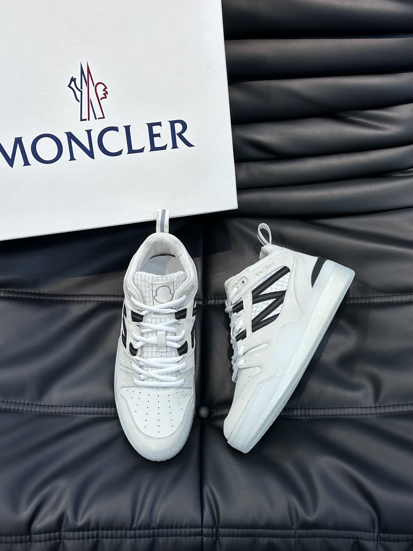 Moncler/蒙口男士中帮休闲运动鞋兼备创新功能性与图形细节于一体诠释潮流时尚头层牛皮打造鞋面采用鞋带