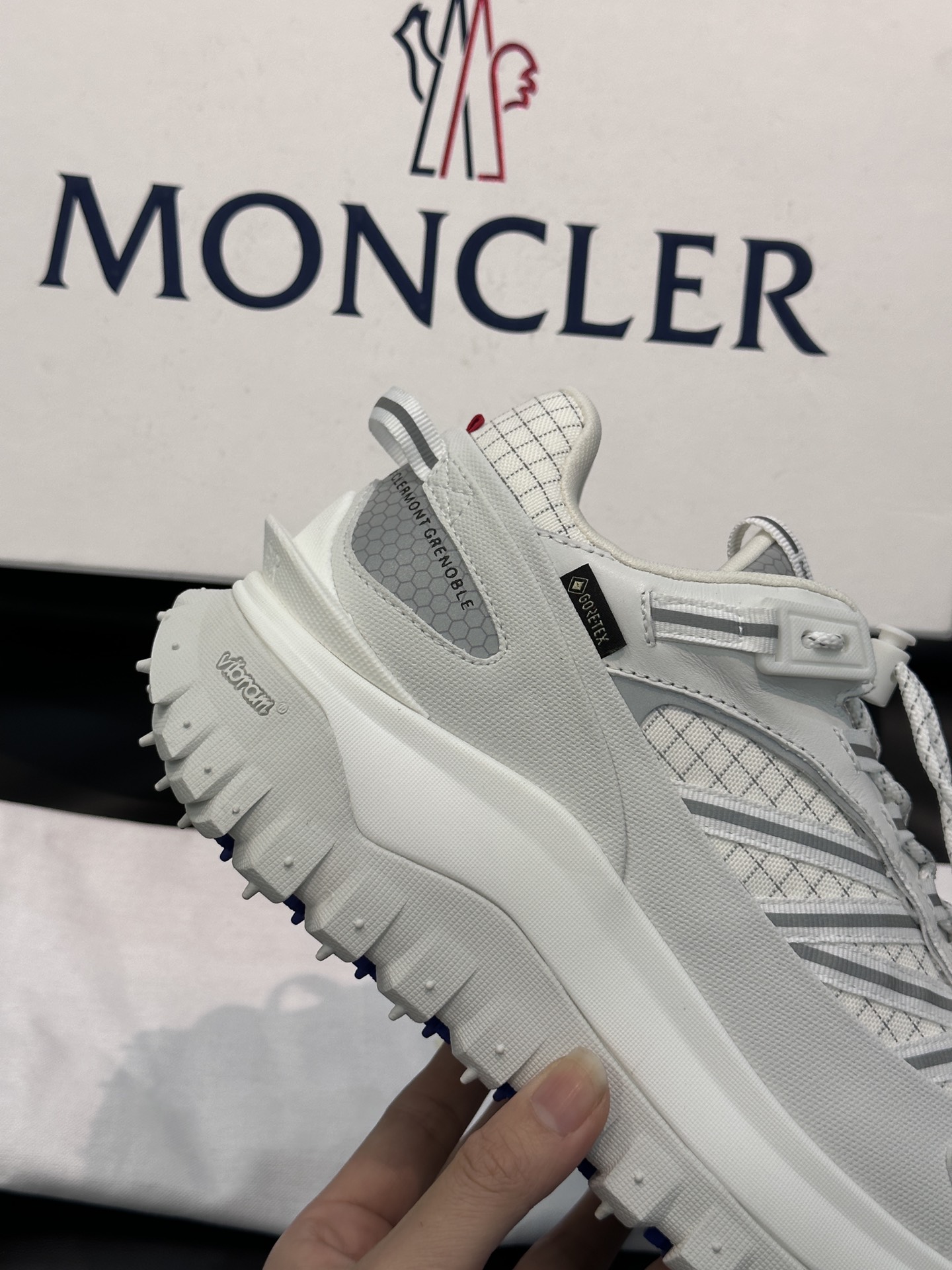 Moncler/蒙口LiteRunner男士户外系带运动鞋具有舒适防滑性能采用皮革和面料制成专为户外跑步