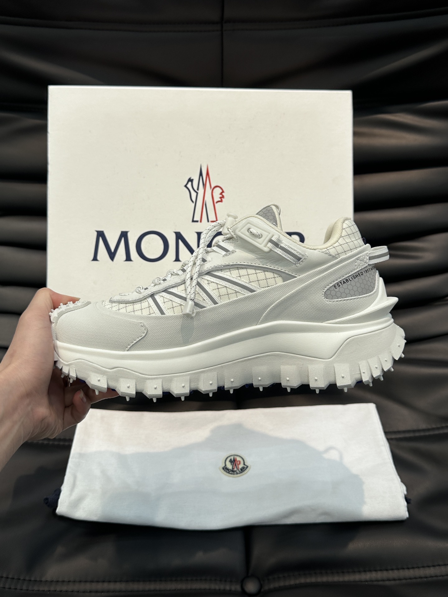 Moncler/蒙口LiteRunner男士户外系带运动鞋具有舒适防滑性能采用皮革和面料制成专为户外跑步