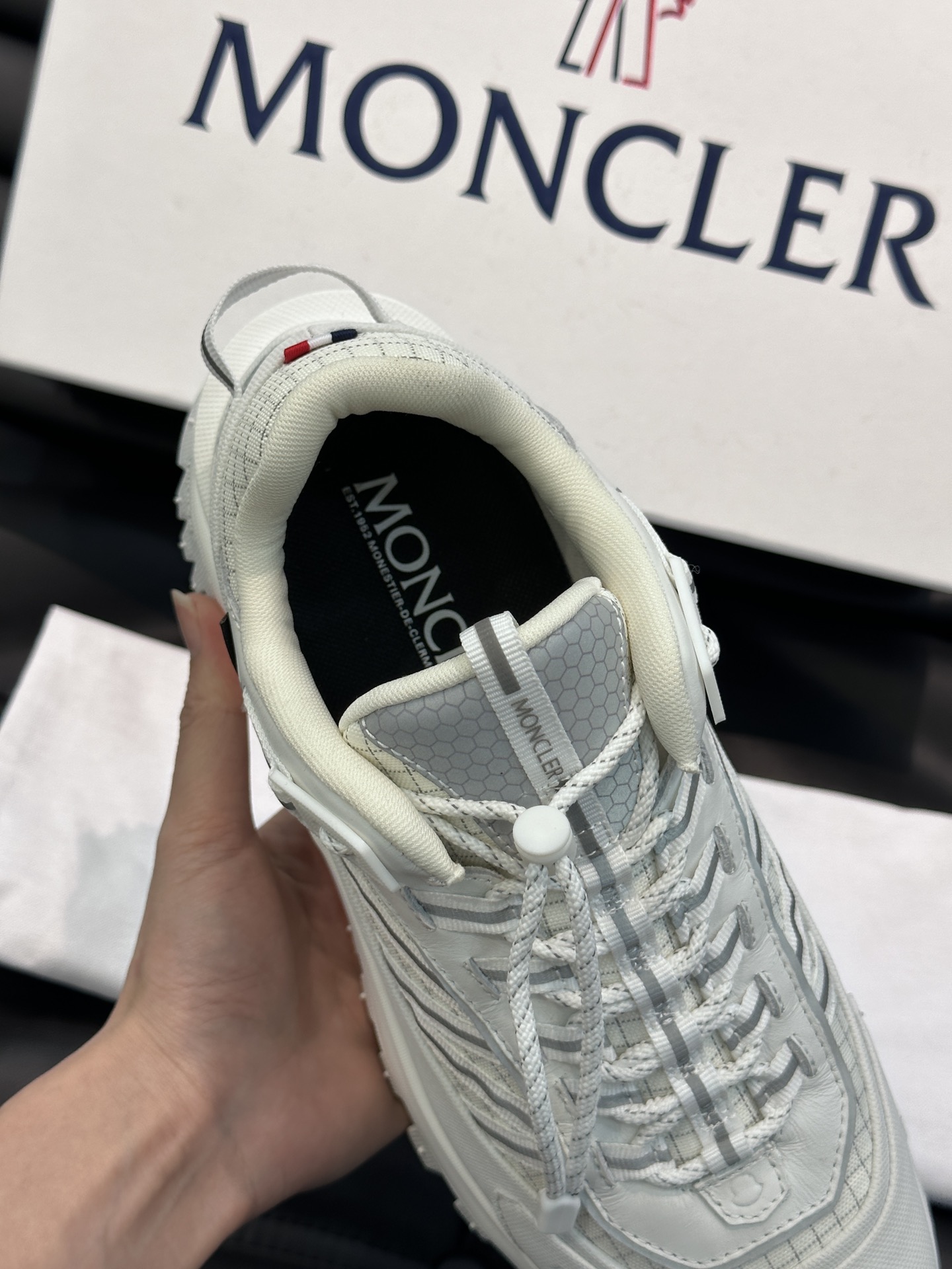 Moncler/蒙口LiteRunner男士户外系带运动鞋具有舒适防滑性能采用皮革和面料制成专为户外跑步