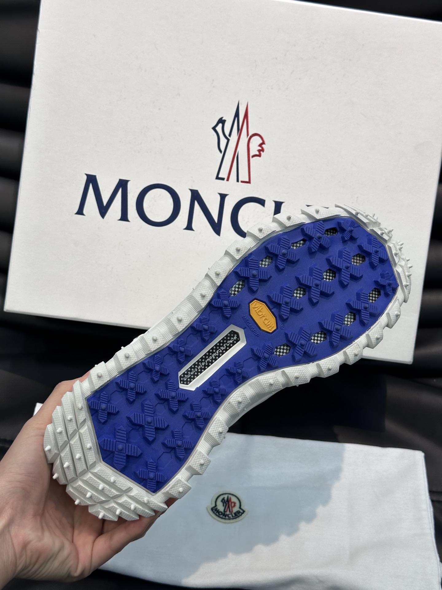 Moncler/蒙口LiteRunner男士户外系带运动鞋具有舒适防滑性能采用皮革和面料制成专为户外跑步