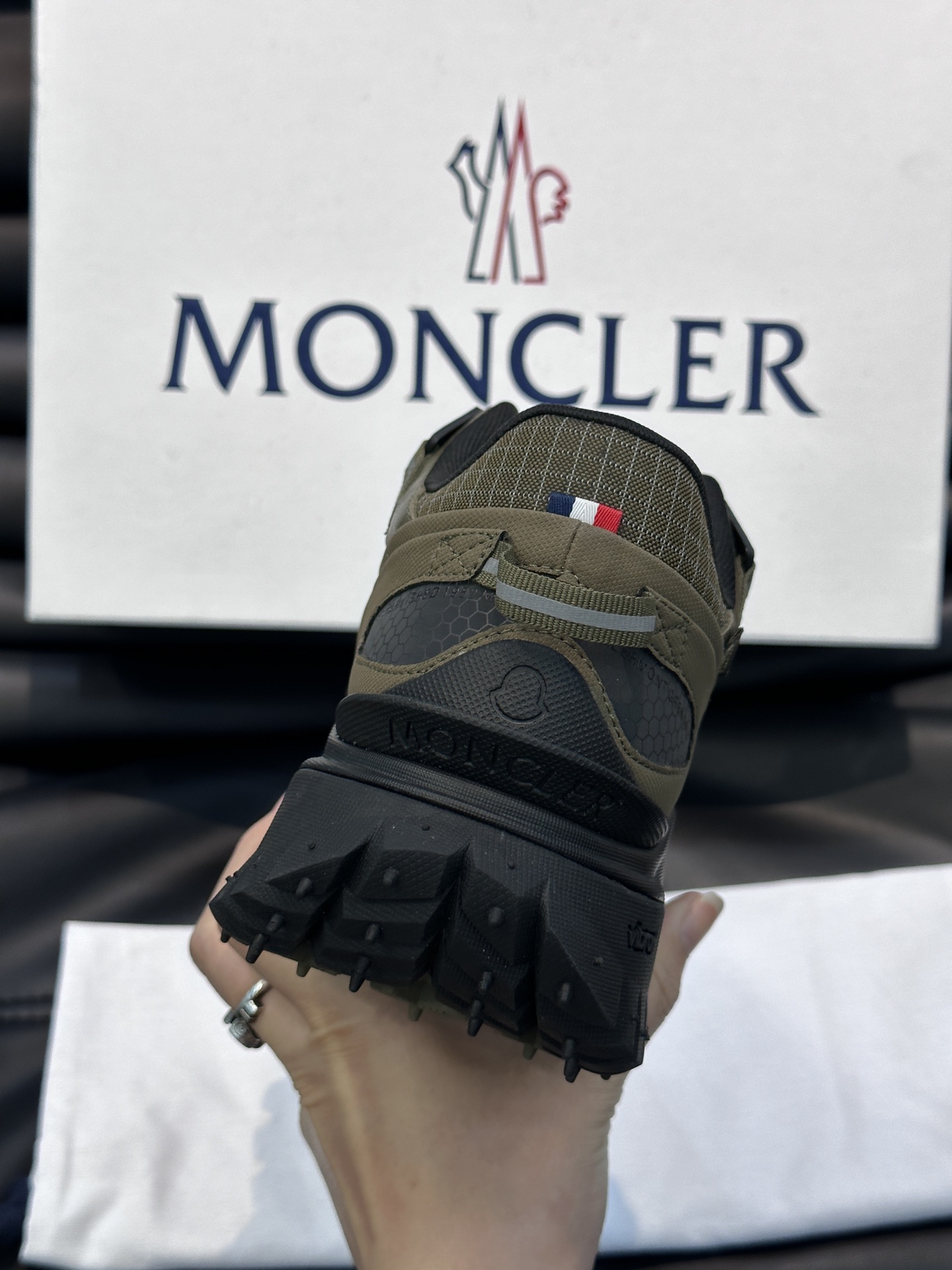 Moncler/蒙口LiteRunner男士户外系带运动鞋具有舒适防滑性能采用皮革和面料制成专为户外跑步