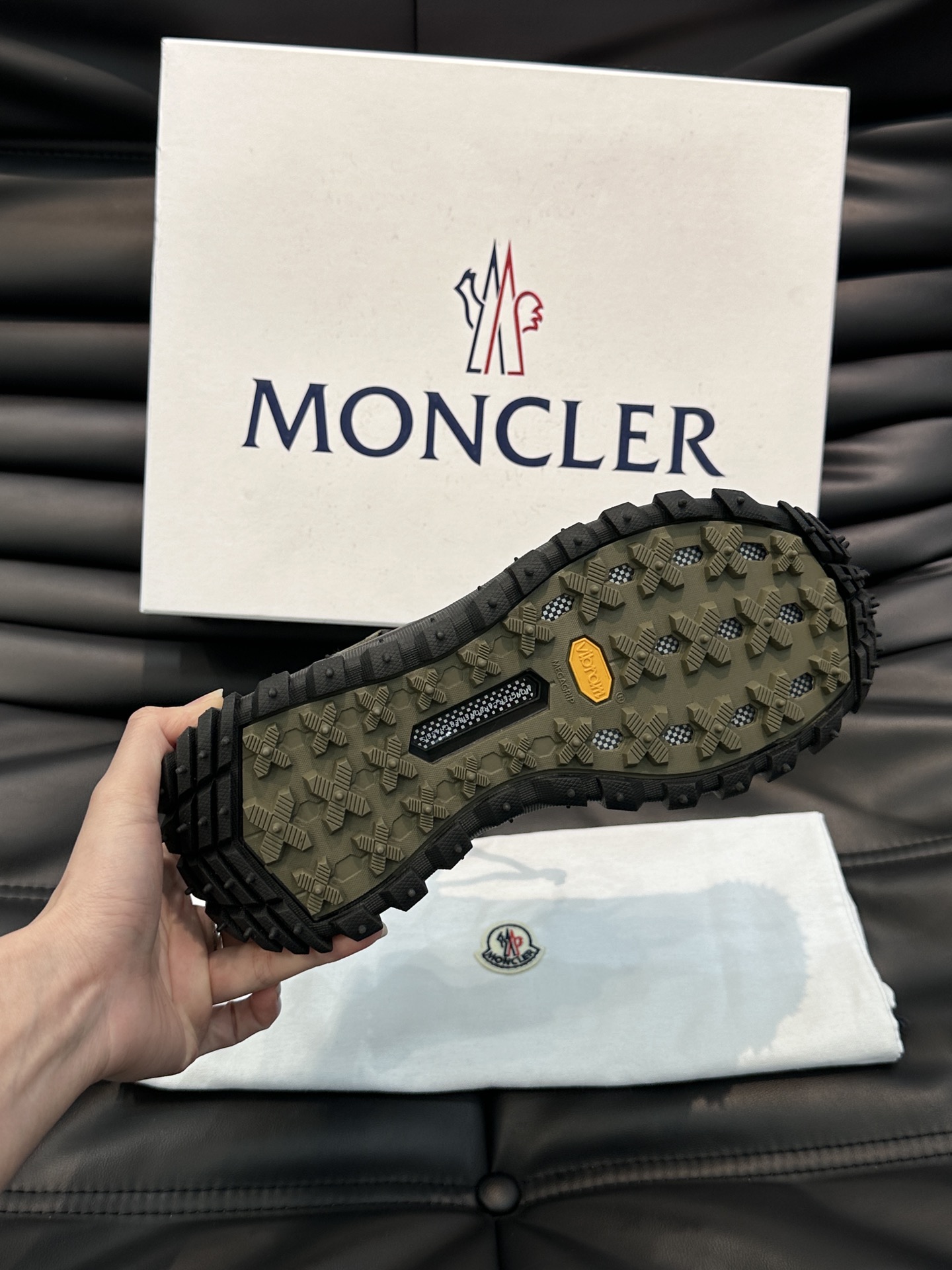 Moncler/蒙口LiteRunner男士户外系带运动鞋具有舒适防滑性能采用皮革和面料制成专为户外跑步