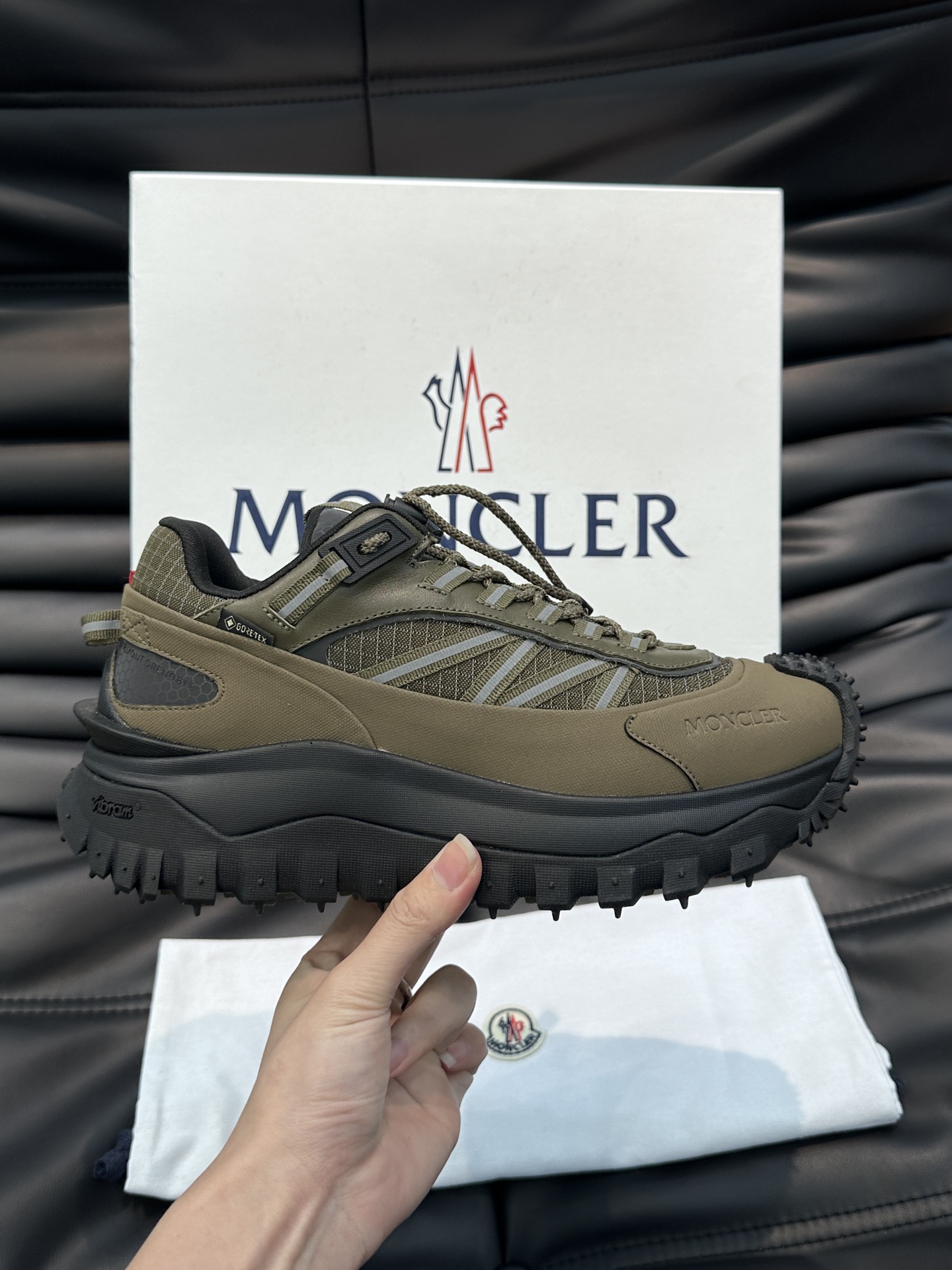 Moncler/蒙口LiteRunner男士户外系带运动鞋具有舒适防滑性能采用皮革和面料制成专为户外跑步