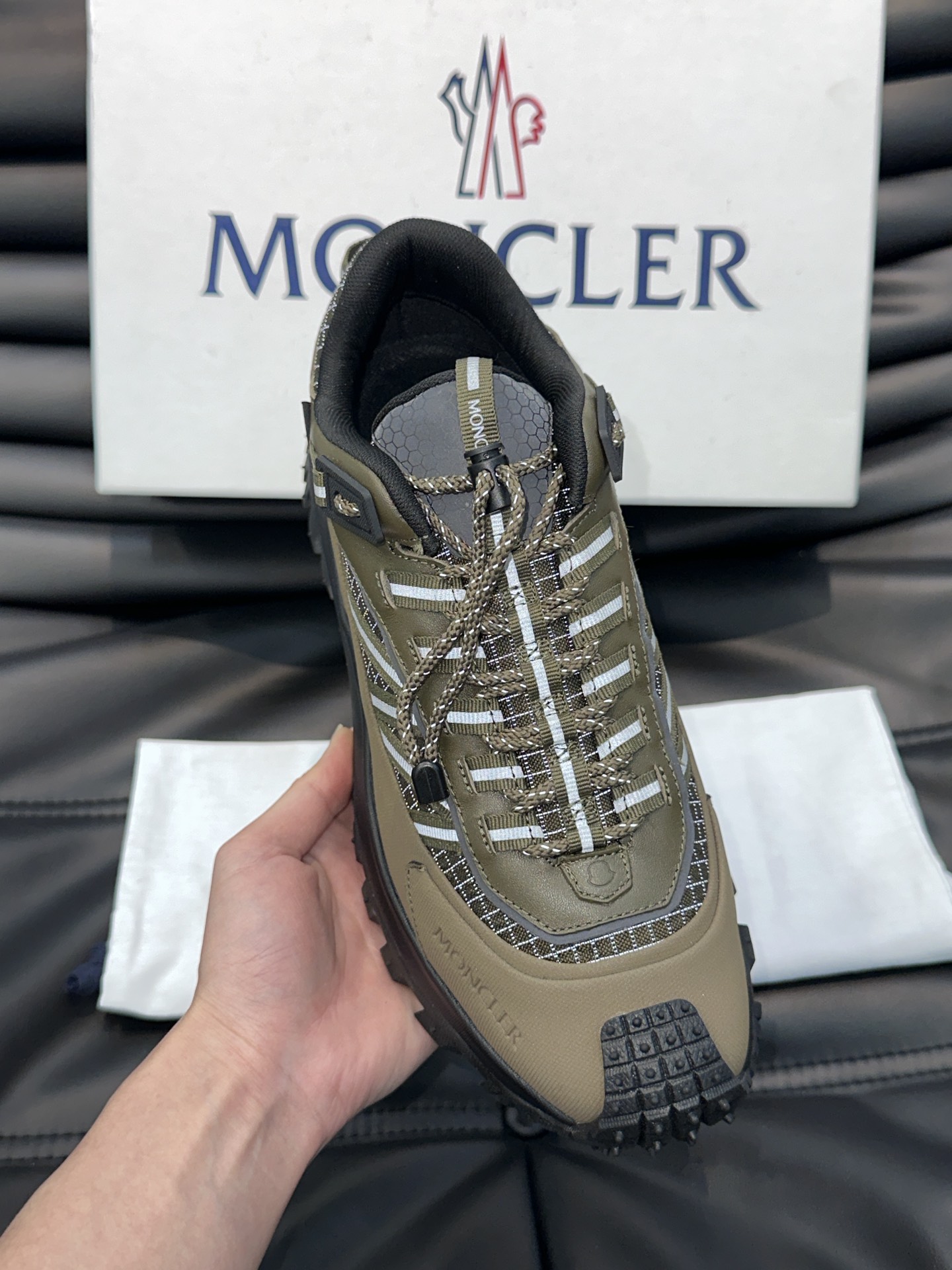 Moncler/蒙口LiteRunner男士户外系带运动鞋具有舒适防滑性能采用皮革和面料制成专为户外跑步