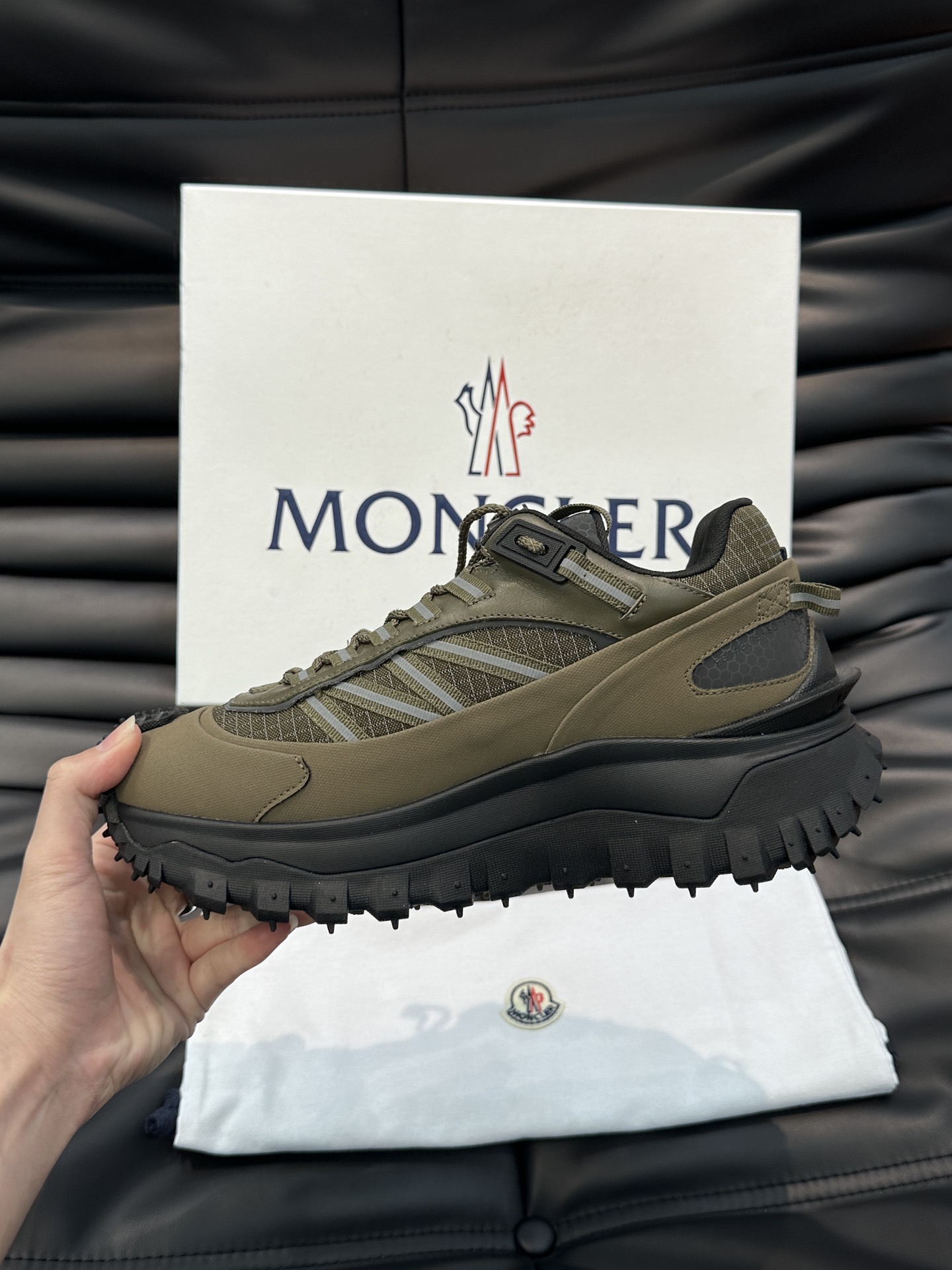 Moncler/蒙口LiteRunner男士户外系带运动鞋具有舒适防滑性能采用皮革和面料制成专为户外跑步