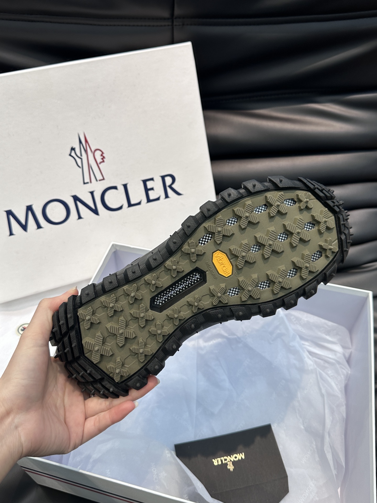 Moncler/蒙口LiteRunner男士户外系带运动鞋具有舒适防滑性能采用皮革和面料制成专为户外跑步