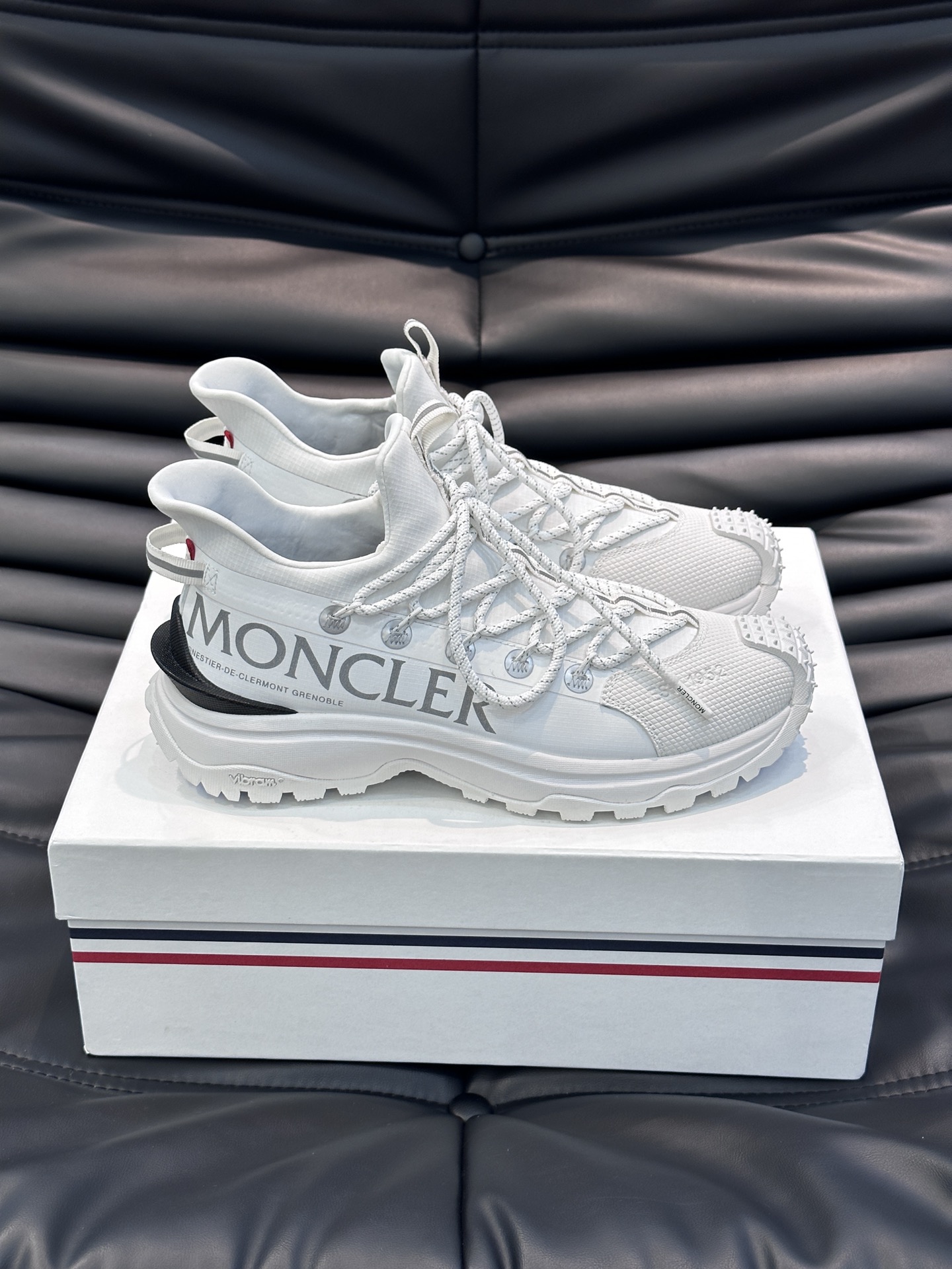 Moncler/蒙口男士户外系带运动鞋具有舒适防滑性能采用皮革和科技面料制成专为户外跑步或都市漫步而设兼